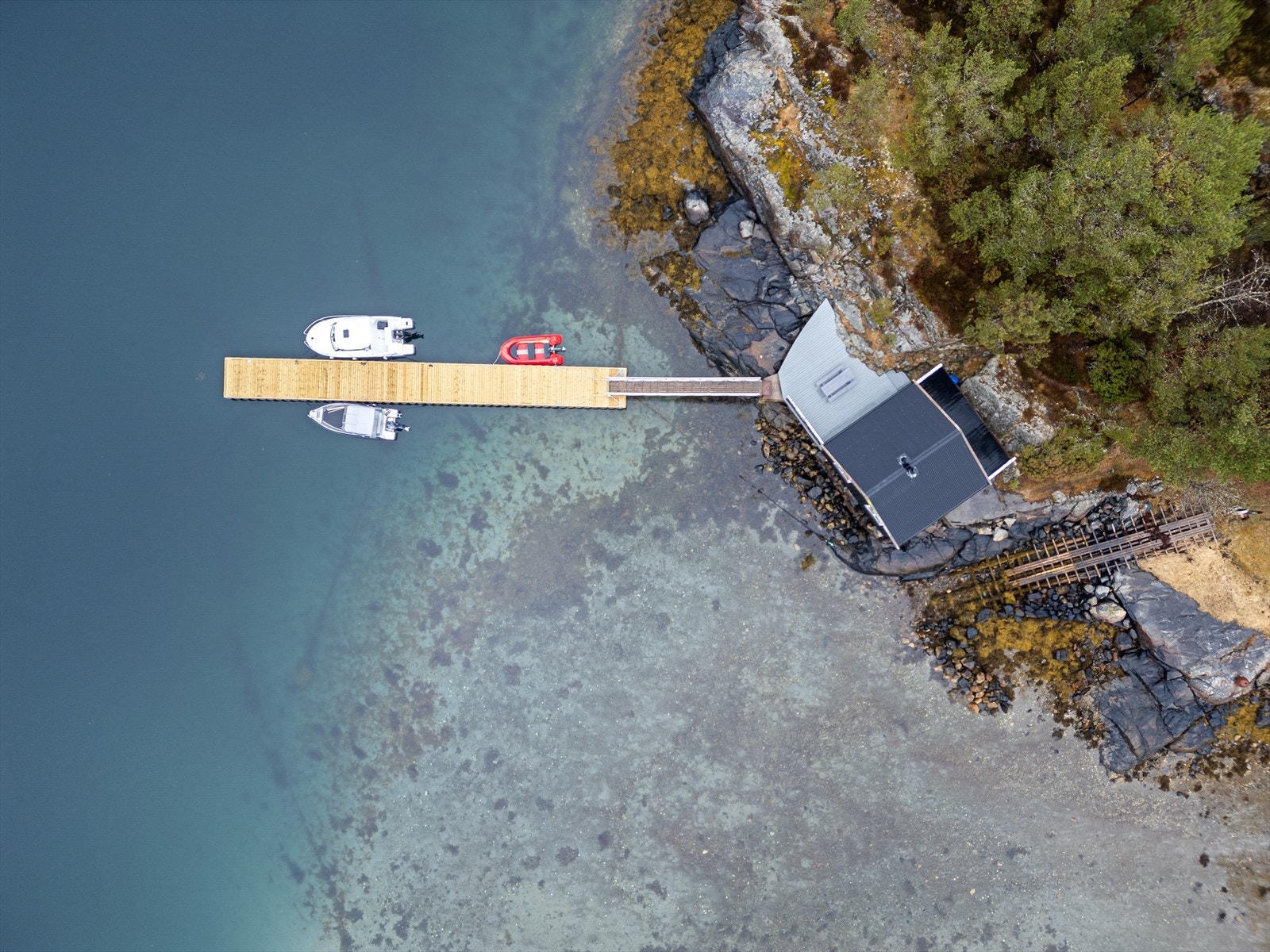 Fra eiendommen er det kort vei ned til sjøen hvor det følger med fast båtplass ved felles flytebrygge. Her ligger alt til rette for fine sommerdager med bading, fiske og båtliv. Galleribilde