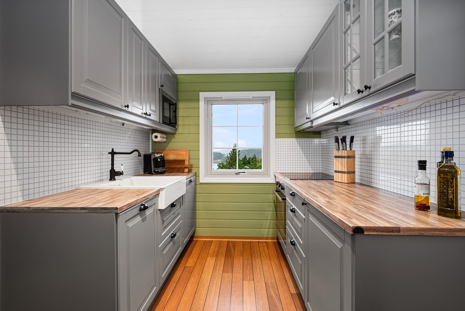 Kjøkkenet er innredet med nedfelt induksjonstopp og vask. Galleribilde