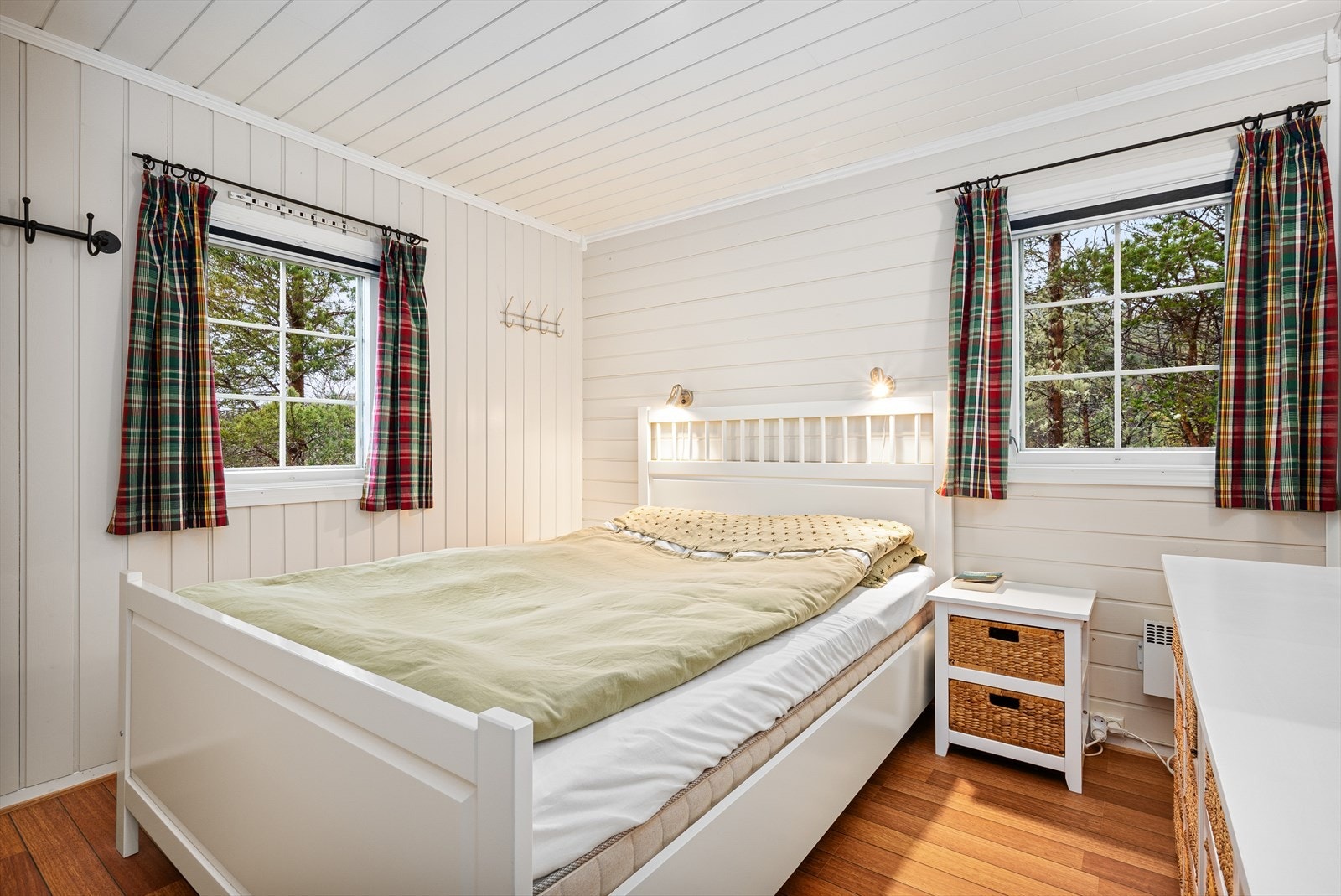 Hytta har to lyse og trivelige soverom. Hovedsoverommet har plass for dobbeltseng. Galleribilde