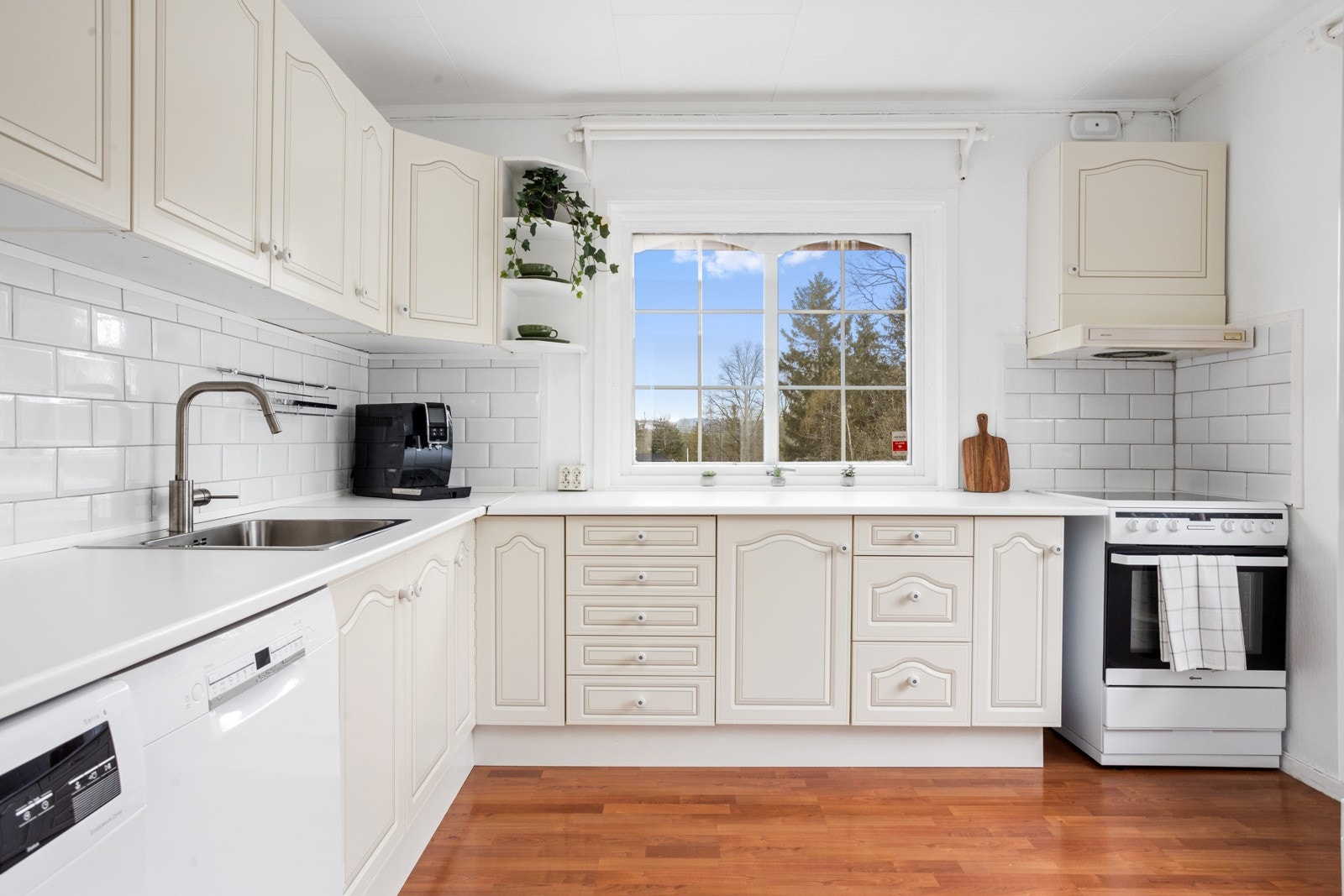 Pent kjøkken med profilerte fronter. Galleribilde