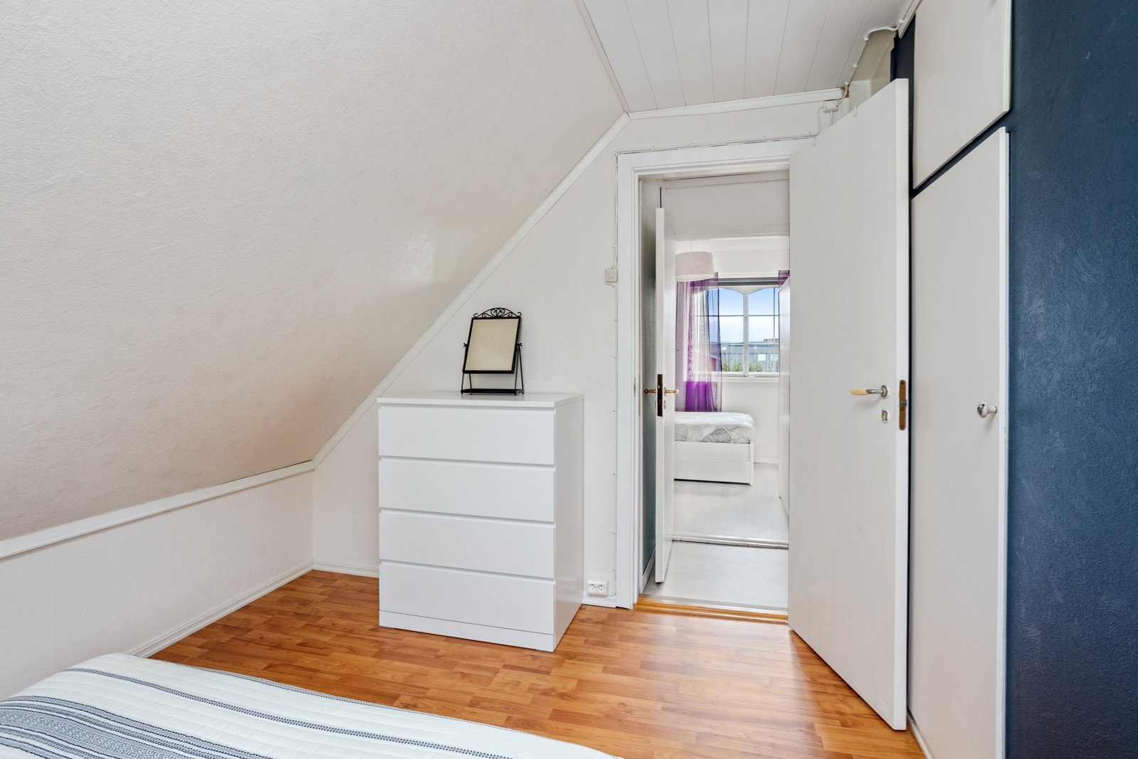 På hovedsoverommet er det plassbygget garderobe og mulighet for ytterlige inventar. Galleribilde