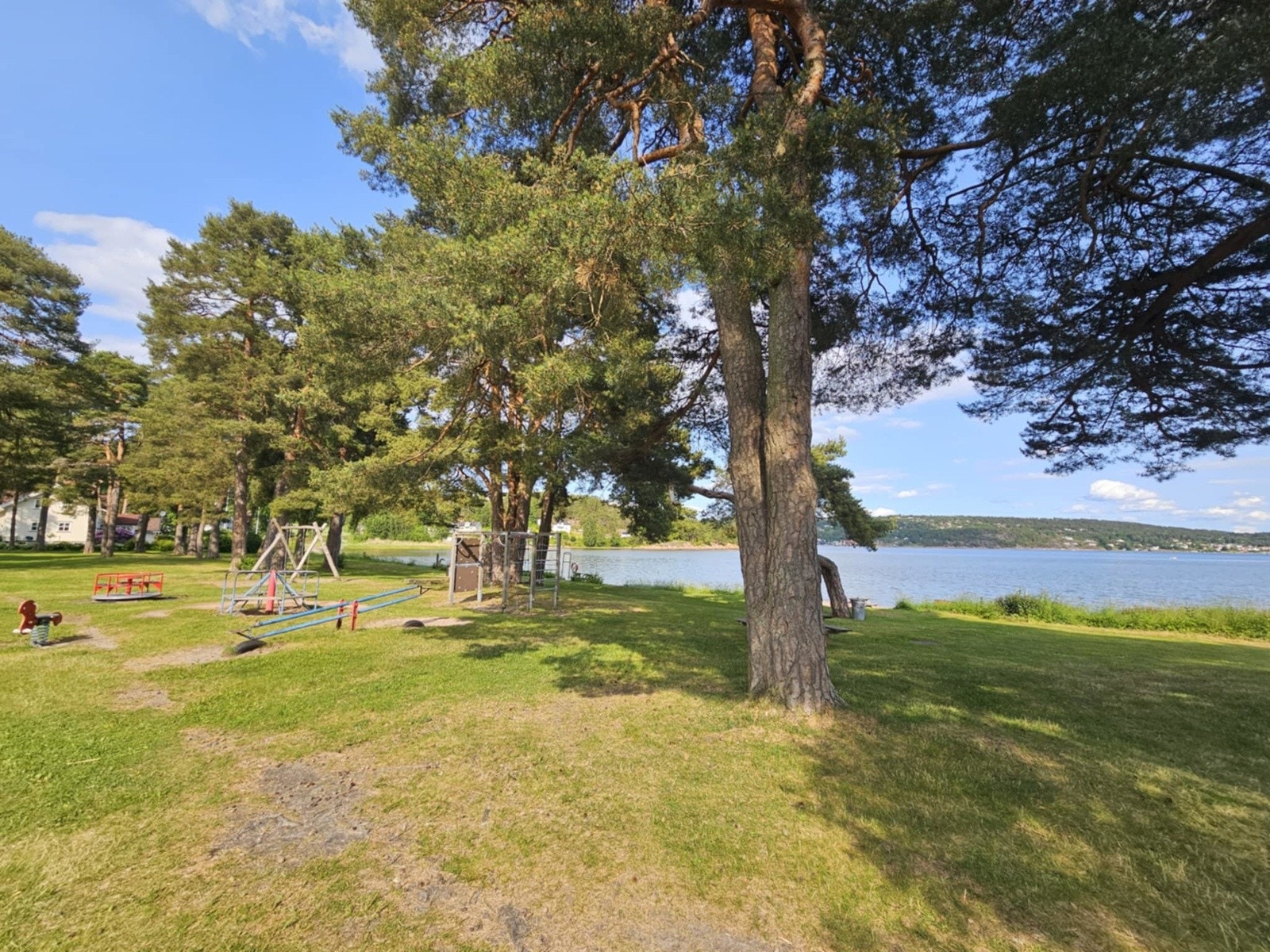 Rett ovenfor stranden er det parkering, lekeplass, fotballbane, benker, gressplen, toaletter (åpent i skolens sommerferie) mm. Galleribilde