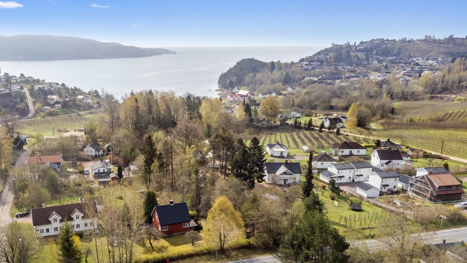 Enebolig i hyggelig nabolag med stor tomt og nærhet til fjorden Galleribilde