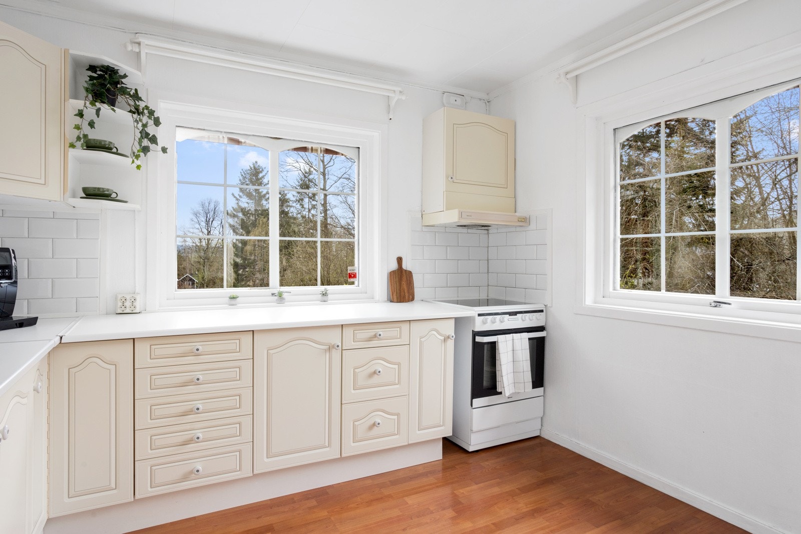 Kjøkkenet ble oppgradert i 2022 med nye fliser under overskapene, ny benkeplate, ny kum og blandebatteri. Galleribilde