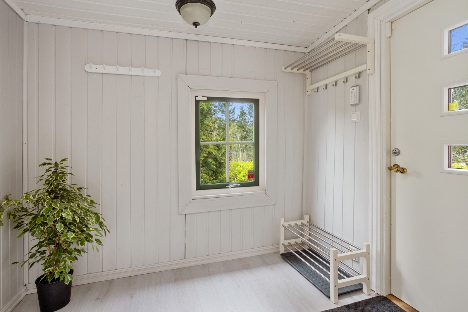 Lys entré med god plass til oppbevaring av yttertøy. Galleribilde