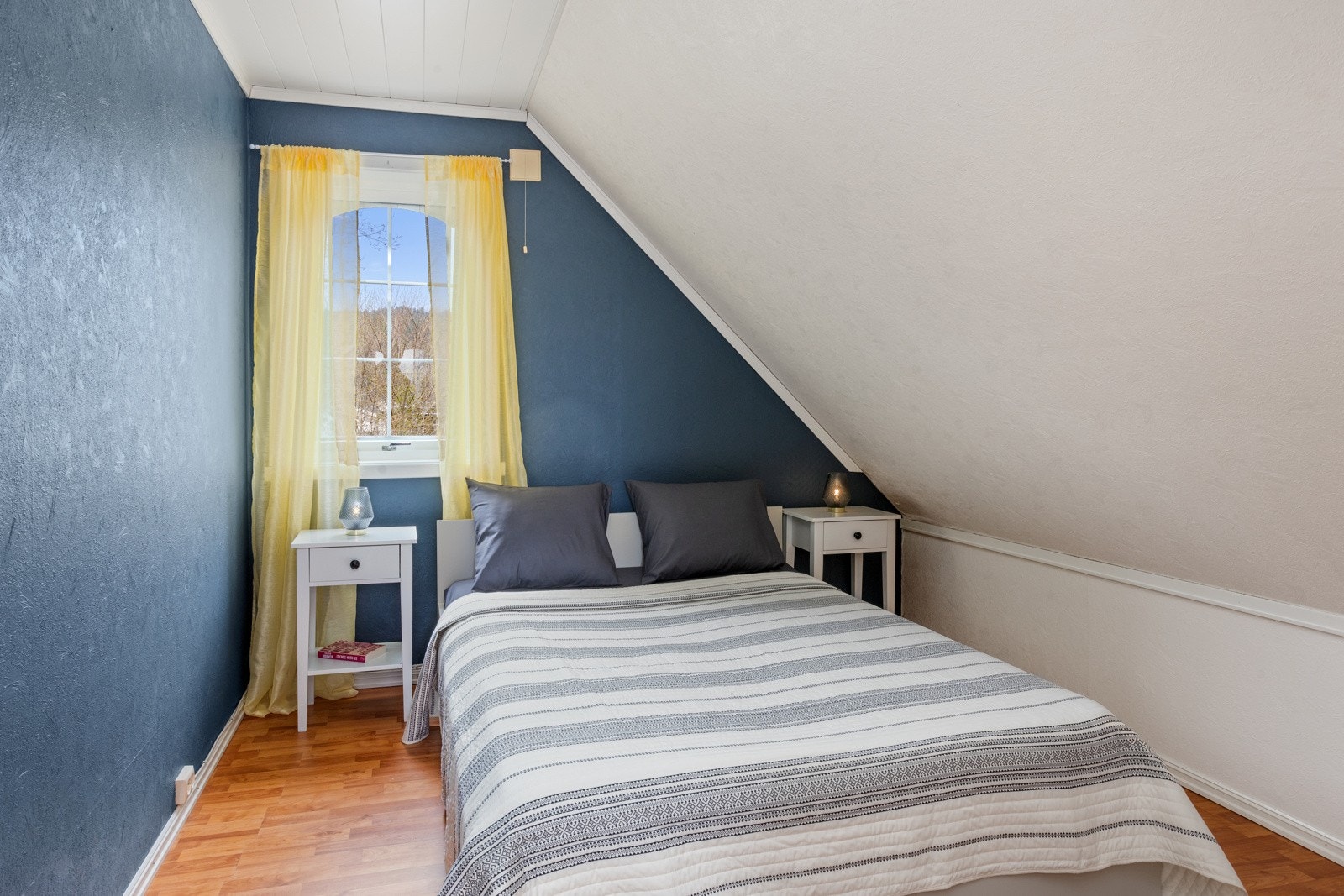 Hovedsoverom av fin størrelse med plass til dobbelseng og nattbord. Galleribilde