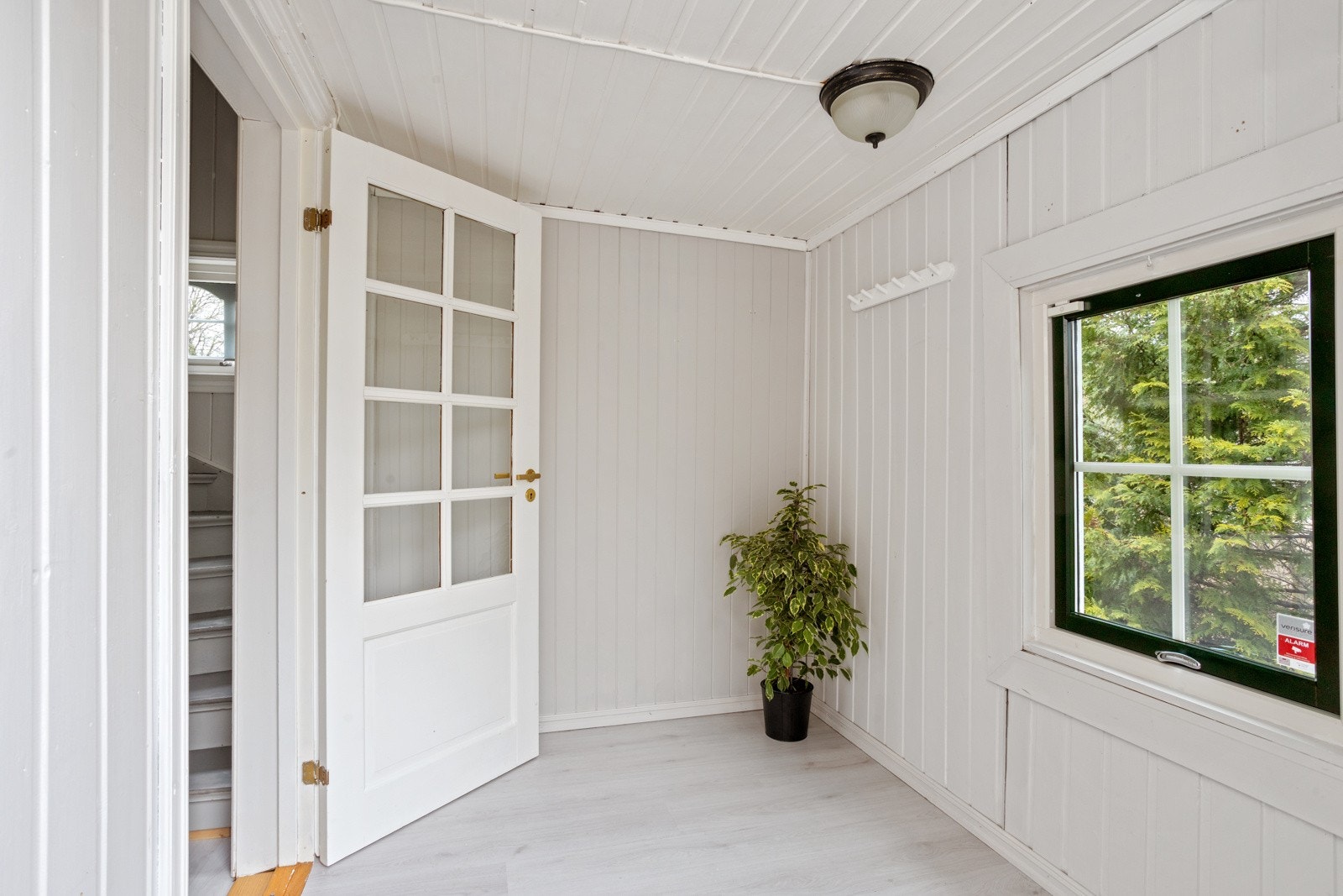 Gode muligheter for etablering av plassbygget garderobe, alt etter eget ønske. Galleribilde