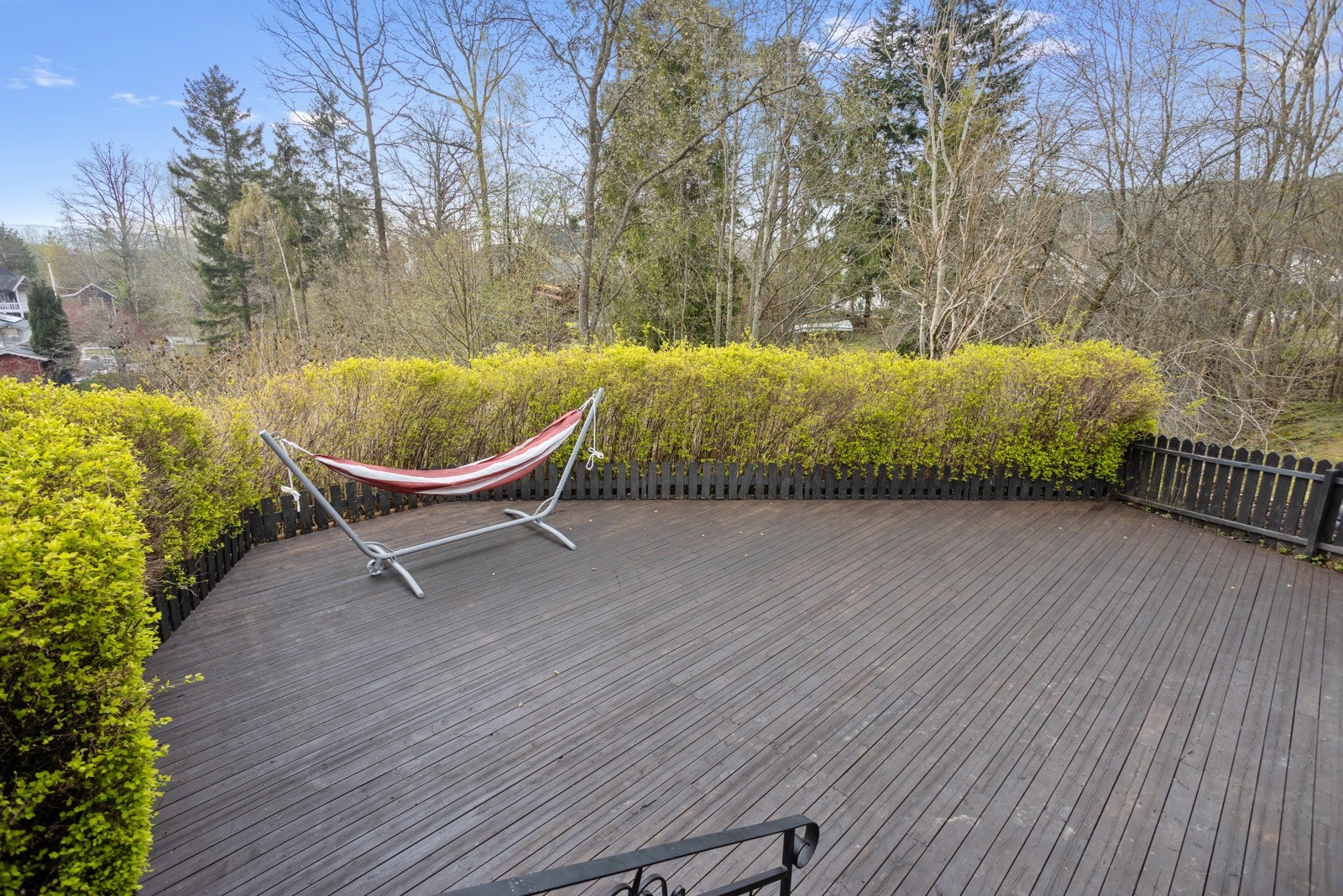 Terrassen er sydøst vendt og er belagt med terrassebord Galleribilde