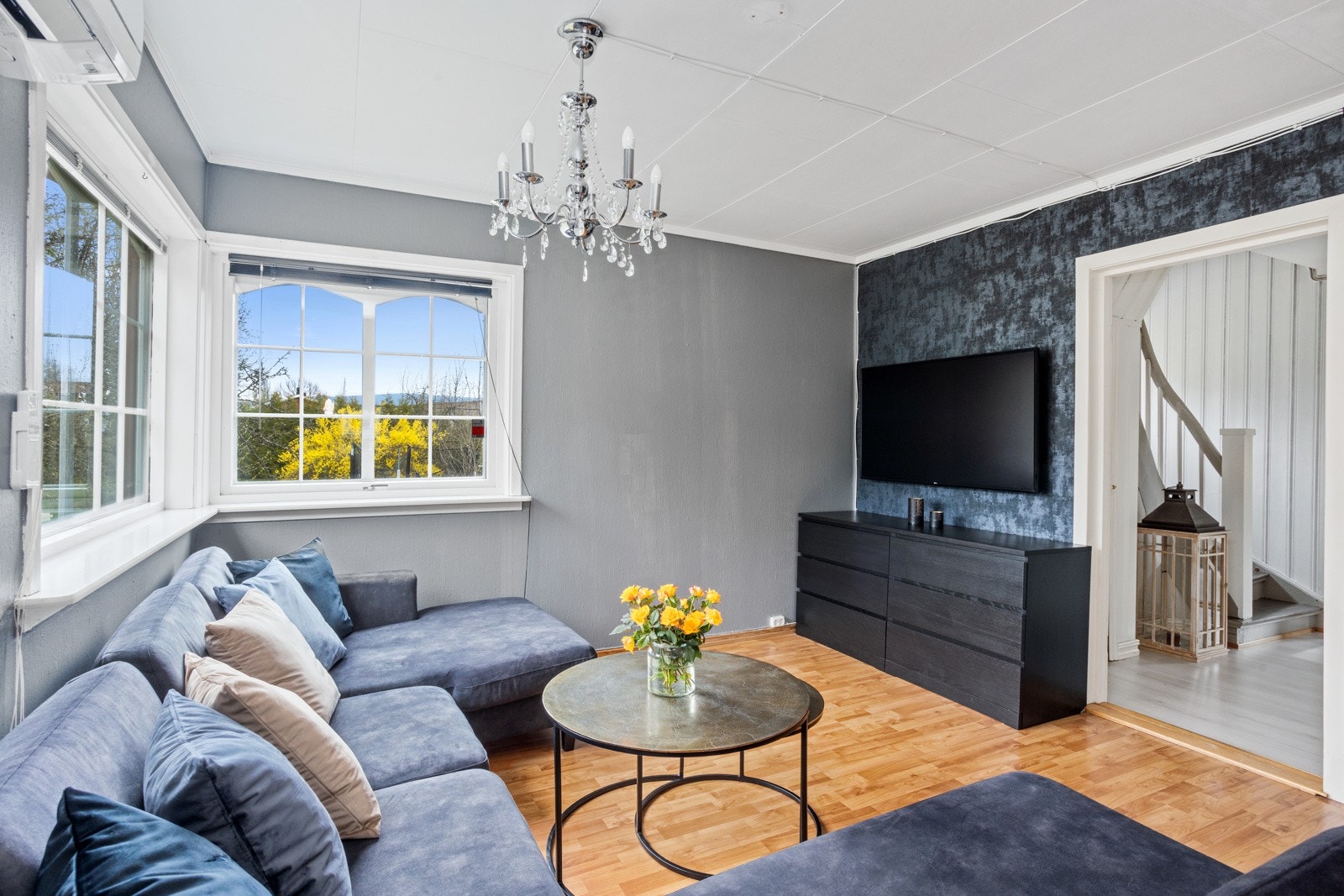 Videre kommer du inn i trappegang i klassisk stil. Galleribilde