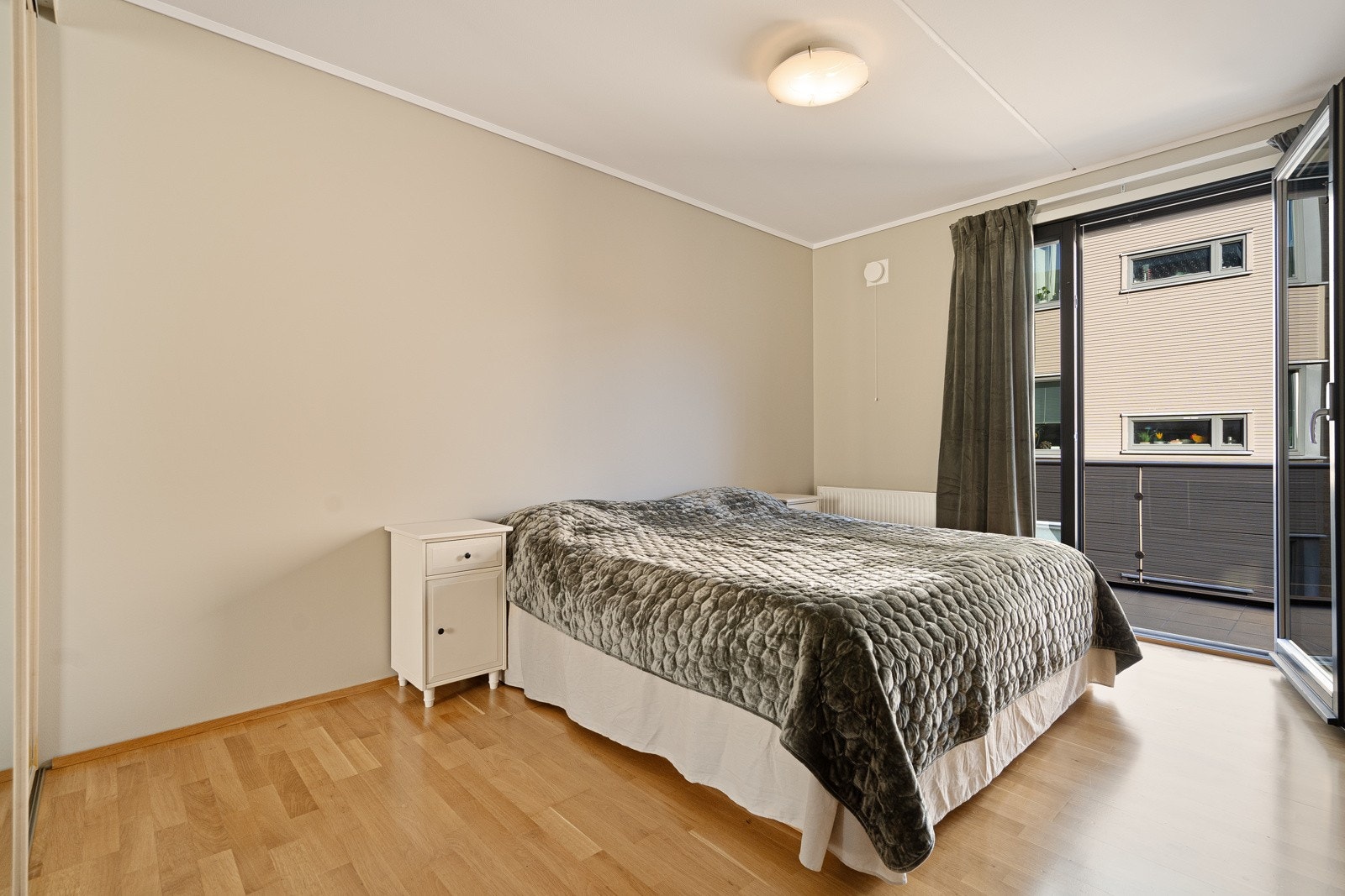 Hovedsoverommet har skyvedørsgarderobe, direkte utgang til balkongen og adkomst til badet Galleribilde