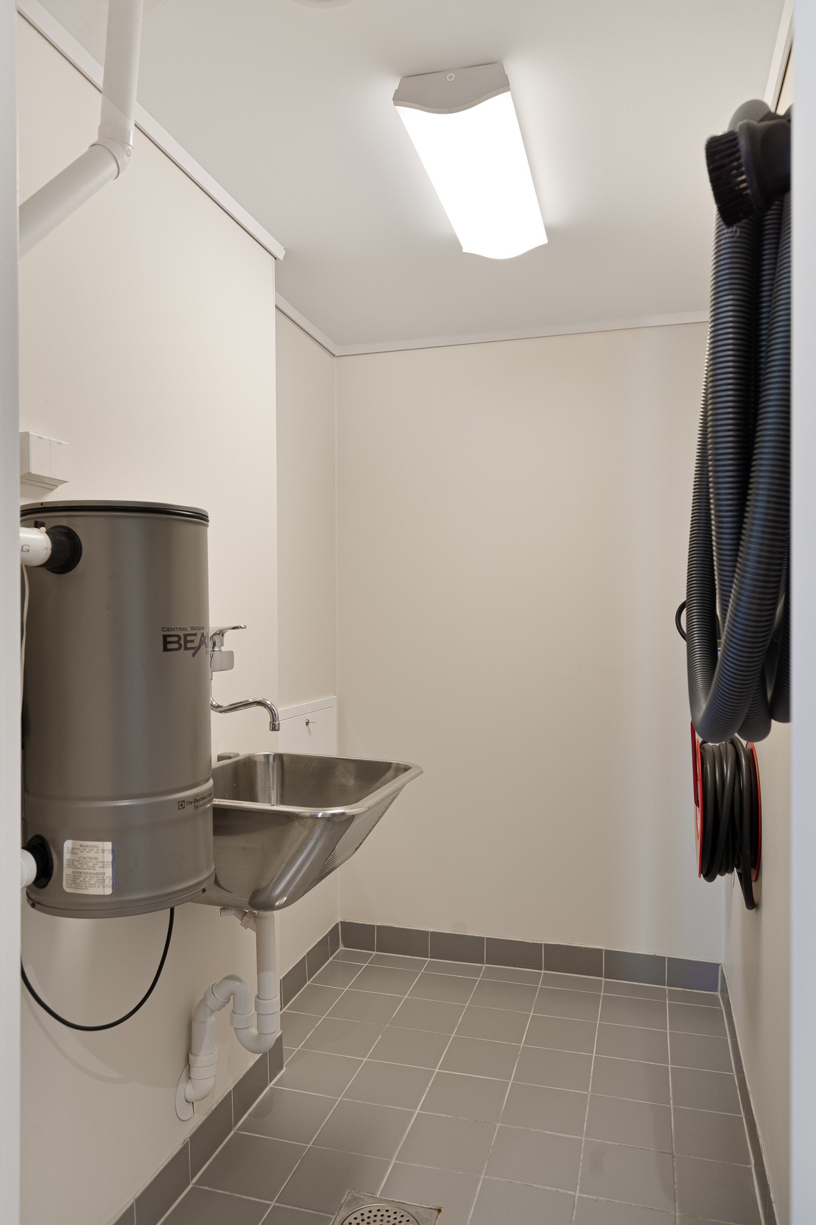 Eget vaskerom med sluk, utslagsvask og opplegg for vaskemaskin og tørketrommel, samt en praktisk sentralstøvsuger. Galleribilde