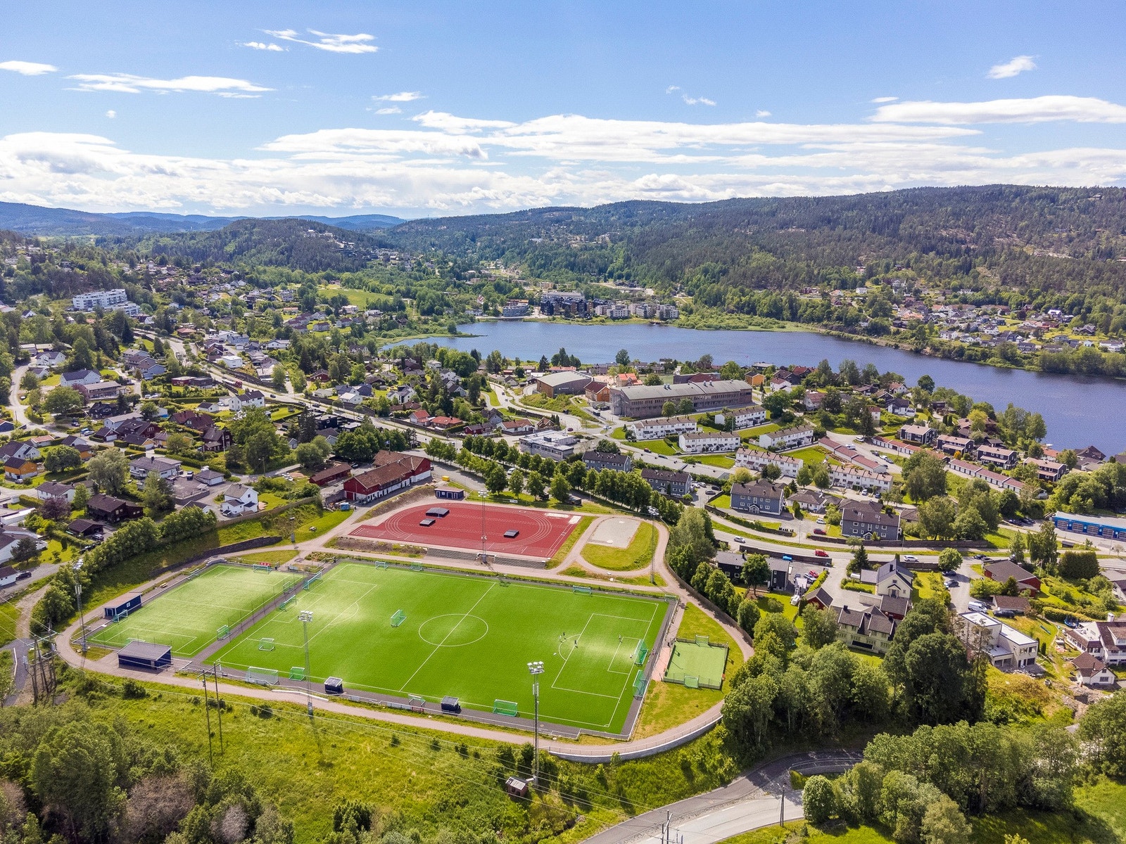 Gjellum stadion har idrettsbane, rulleskibane og fotballbane. Idrettsanlegget ligger rett ovenfor barneskolen. Galleribilde