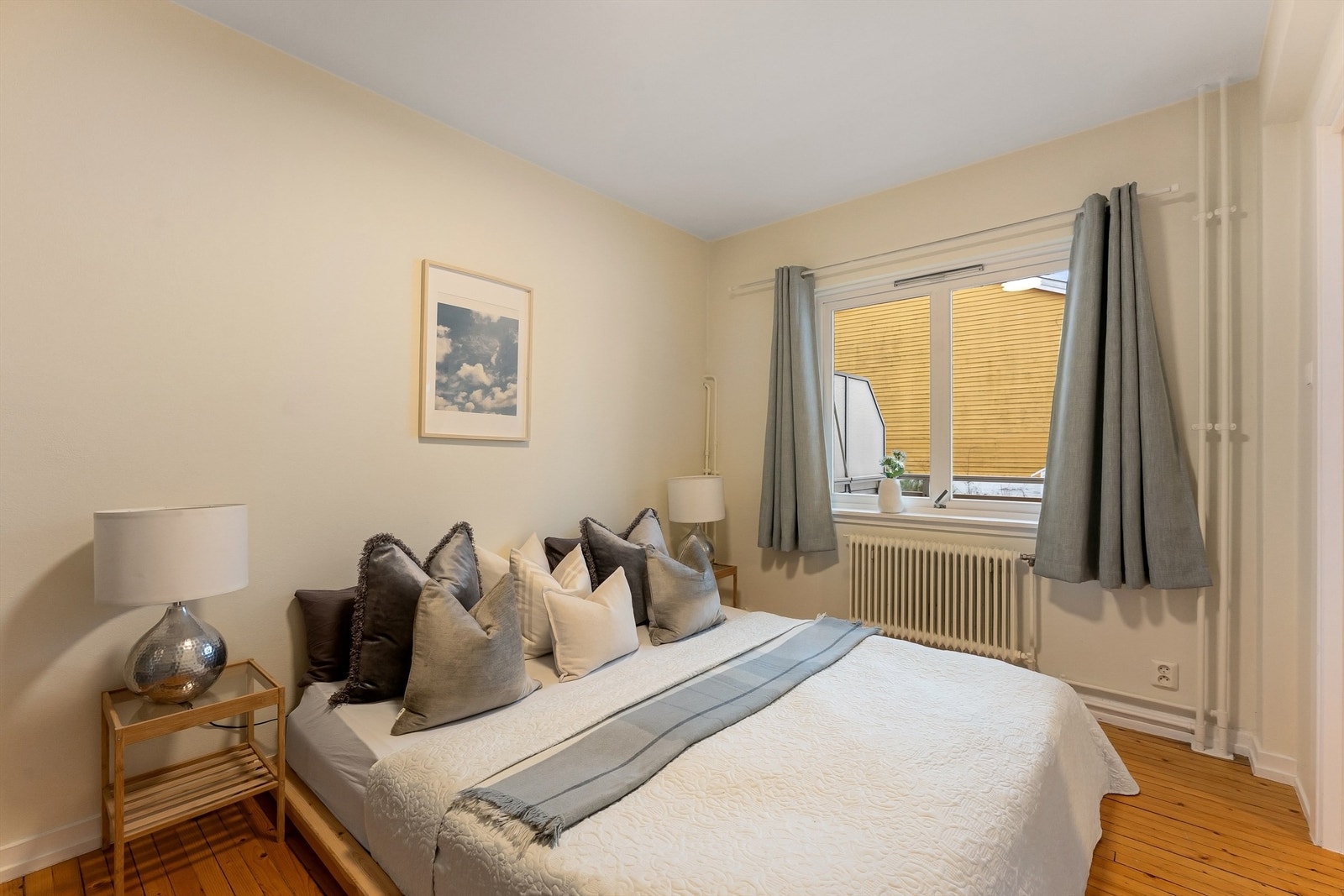 Leiligheten har to soverom. Hovedsoverommet har god plass til dobbeltseng og nattbord. Galleribilde
