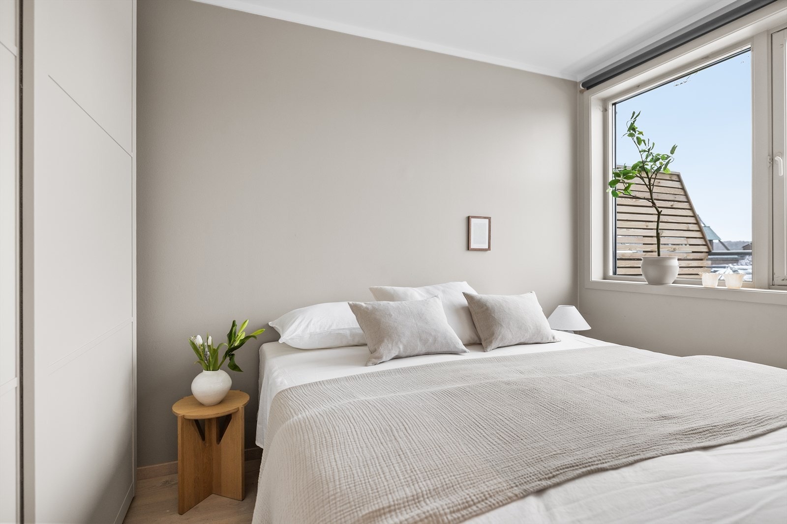 Soverommet har en romslig garderobeløsning Galleribilde