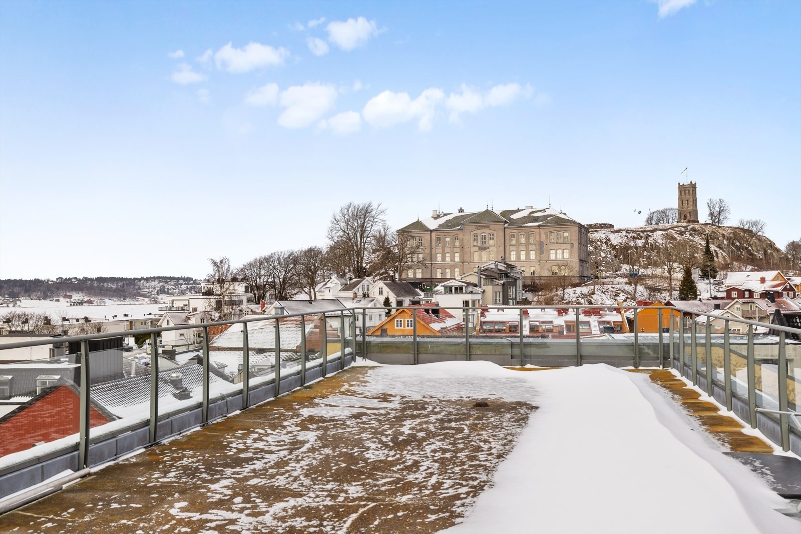 Takterrassen er et ekstra uterom på sommerhalvåret - her ser du "hele byen" Galleribilde