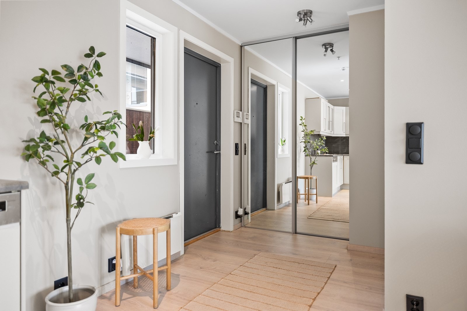 Entré med skyvedørsgarderobe Galleribilde