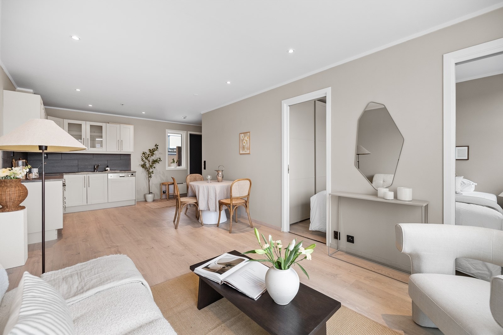 Stue og kjøkken er i en velfungerende åpen løsning Galleribilde