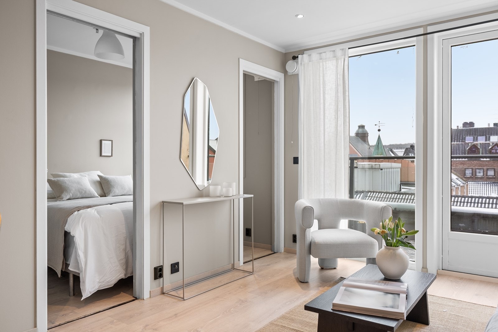 Stuen har to skyvedører inn til soverommet - dette gir et unikt preg på rommene Galleribilde