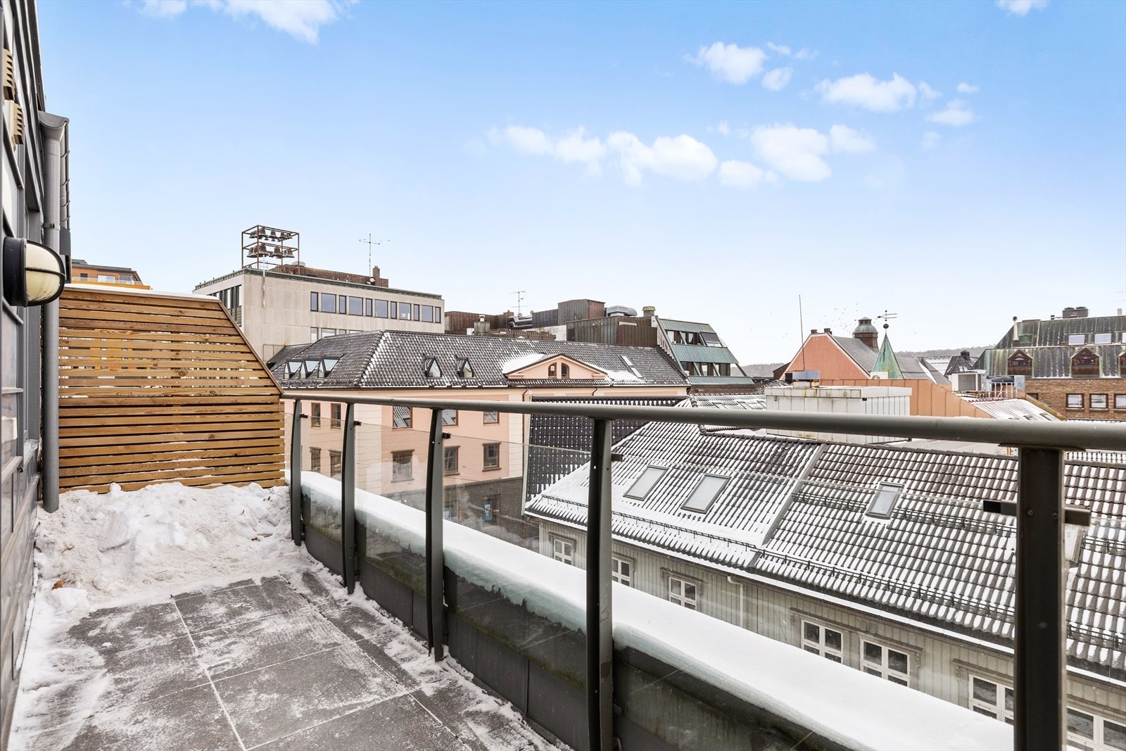 Det er en solrik balkong med utgang fra stuen - her får du sol og oversikt over bybildet, et kult sted å henge! Galleribilde