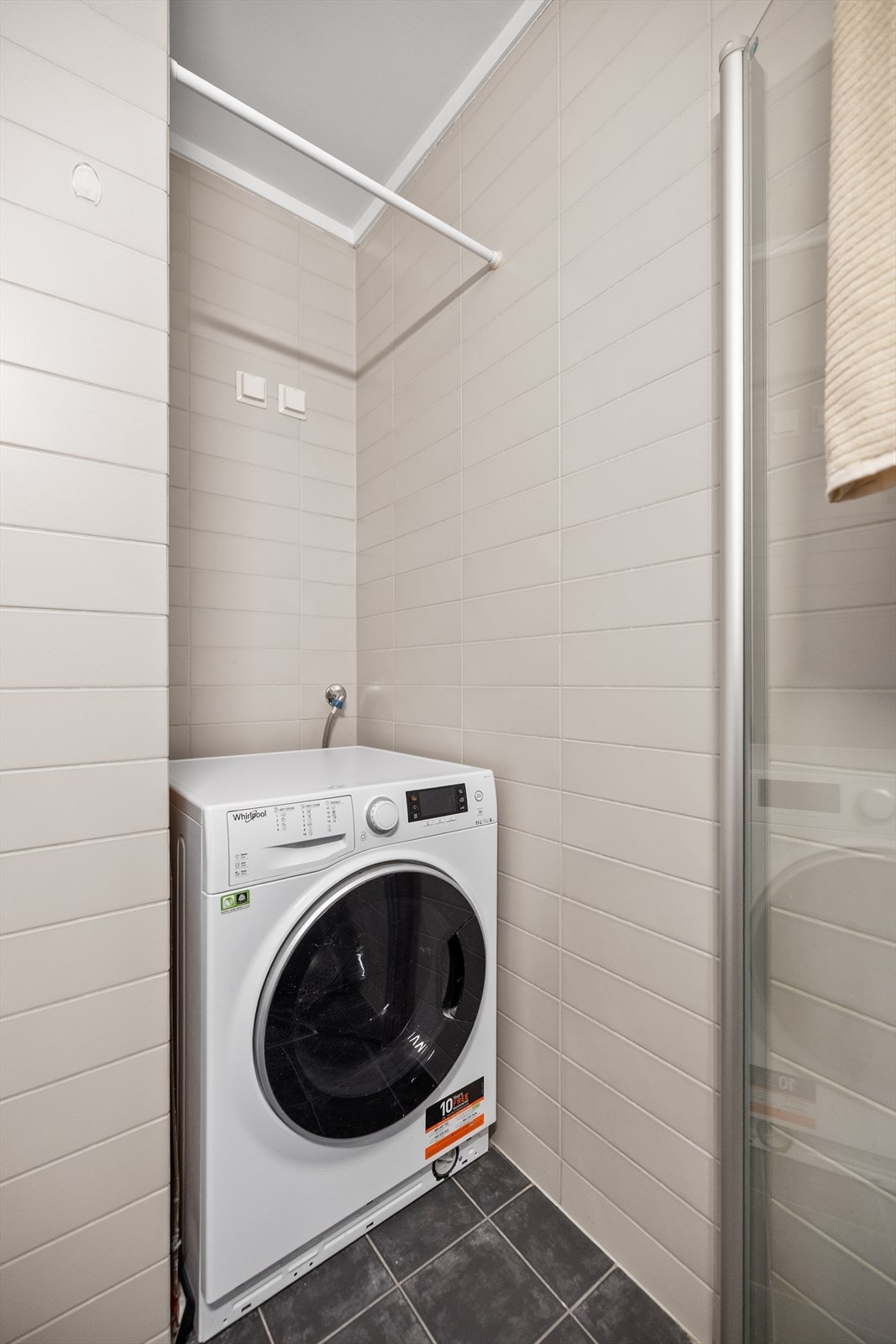 Badet har en smart, innfelt nisje til vaskemaskin og evt tørktrommel Galleribilde