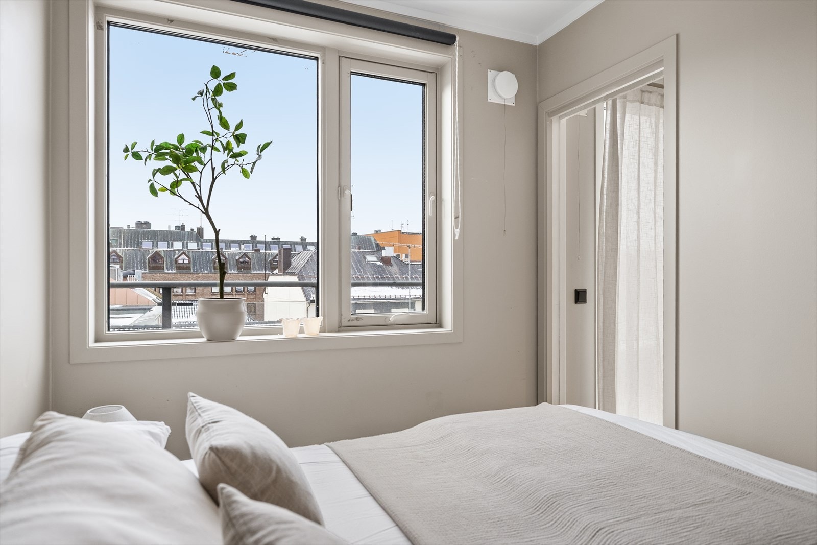 Soverom med god plass til stor seng Galleribilde