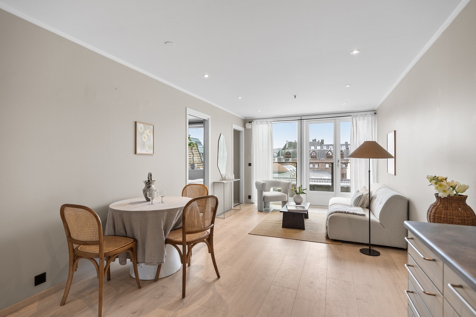 Den åpne løsningen gir rom for både stue og kjøkken Galleribilde