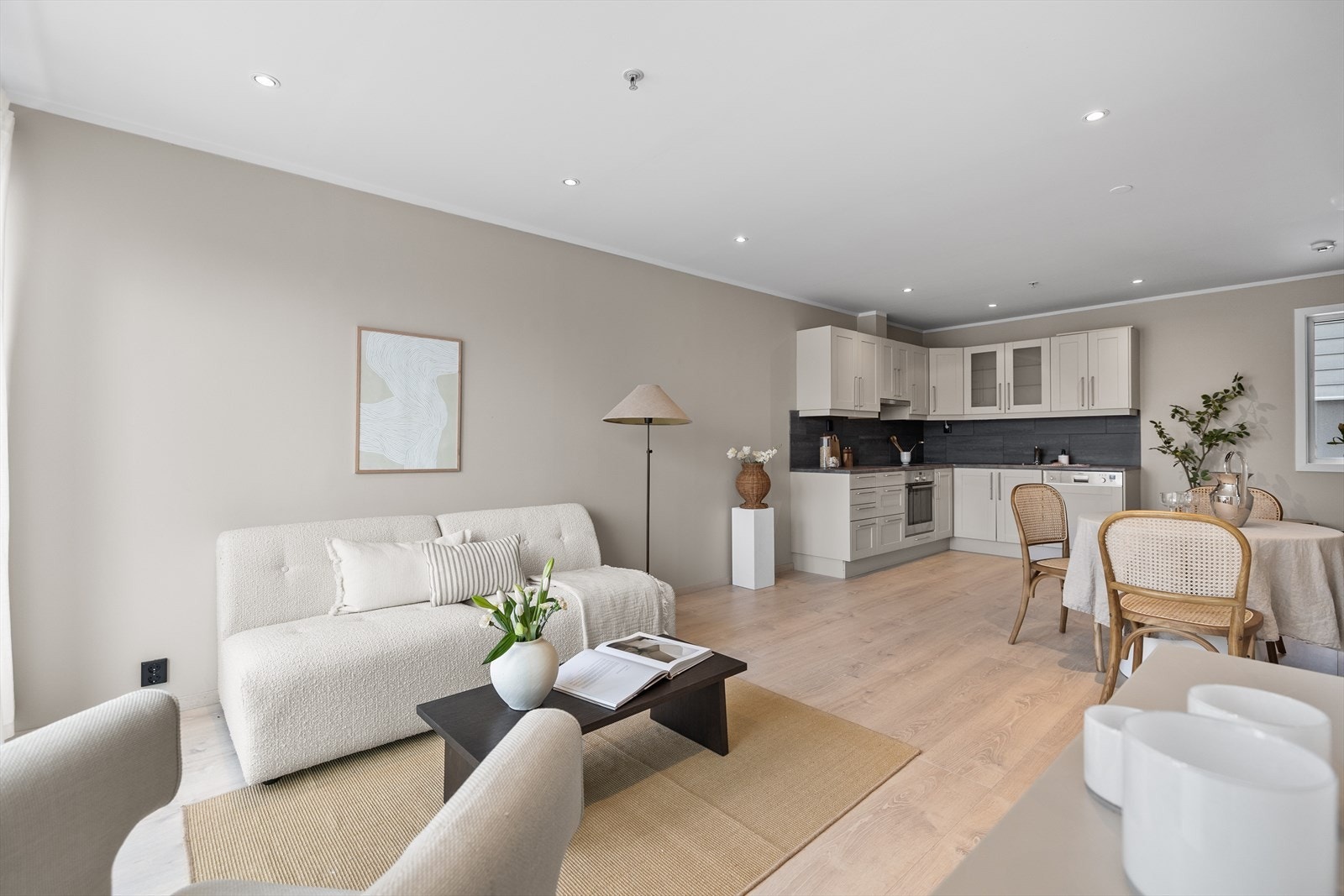 Stue og kjøkken - alle overflater er malt og nytt laminatgulv i 2026 Galleribilde