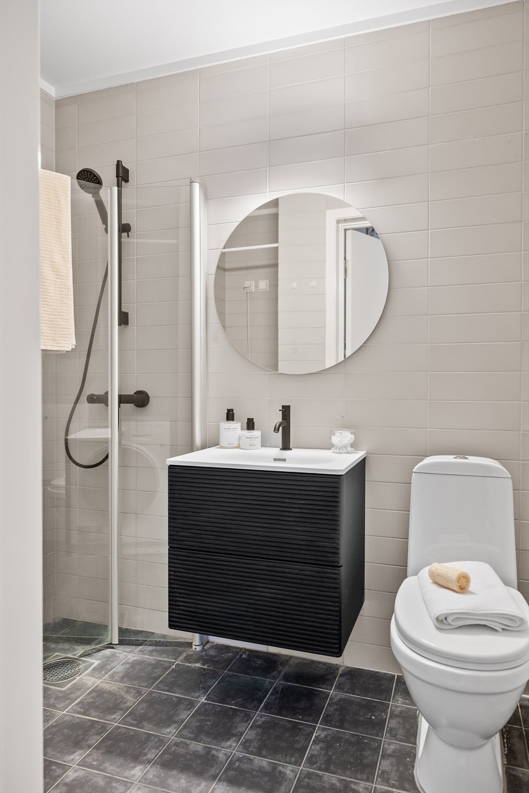 Badet er deilikat og flislagt, med ny baderomsinnredning og dusjarmatur. Bilde er redigert, det er merker etter tidligere lys og innredning. Galleribilde