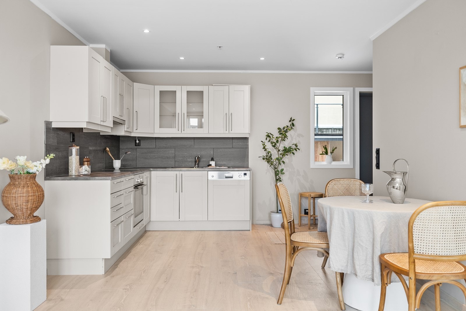 Kjøkkenet er overflatebehandlet i 2026 - ny avtrekksvifte Galleribilde