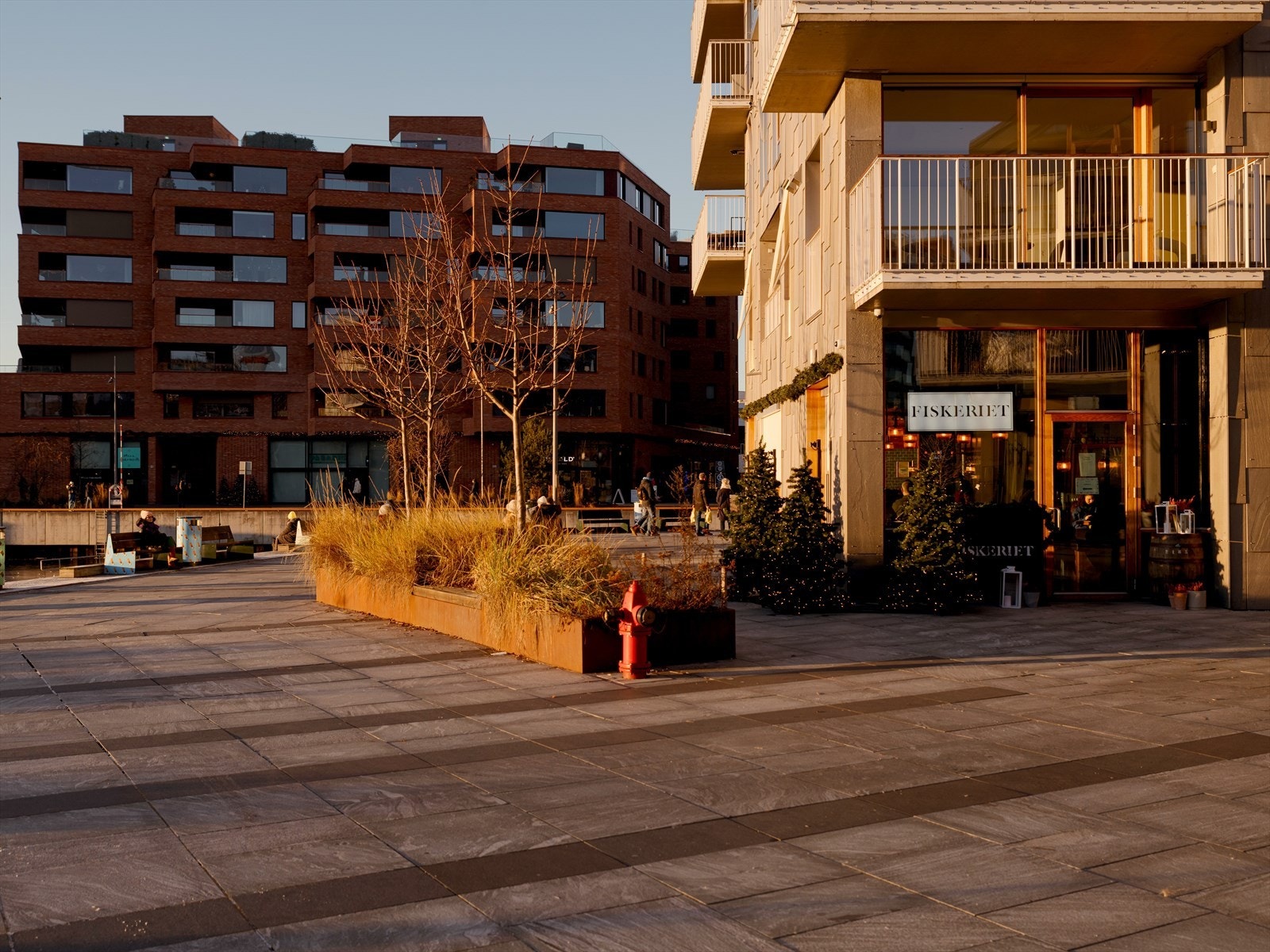 Rett ved Vannkunsten, med utsikt over Oslofjorden og Munch-brygge, finner du anerkjente Fiskeriet. Galleribilde