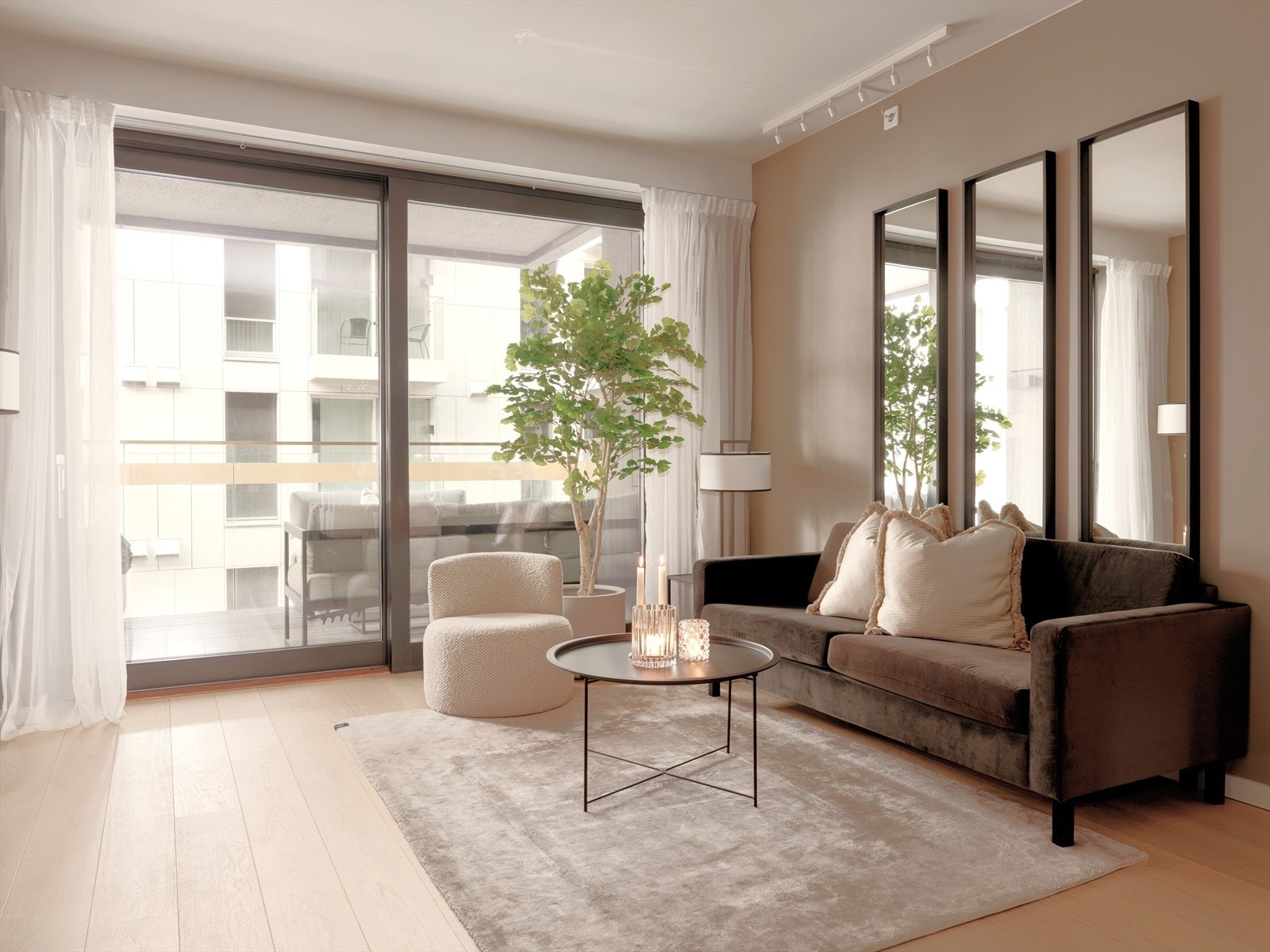 Sofa-kroken gir rom for deilige hjemmekvelder foran TV-en. Store vindusflater fra gulv til tak bidrar med rikelig naturlig lys, og skaper en god atmosfære i rommet. Galleribilde