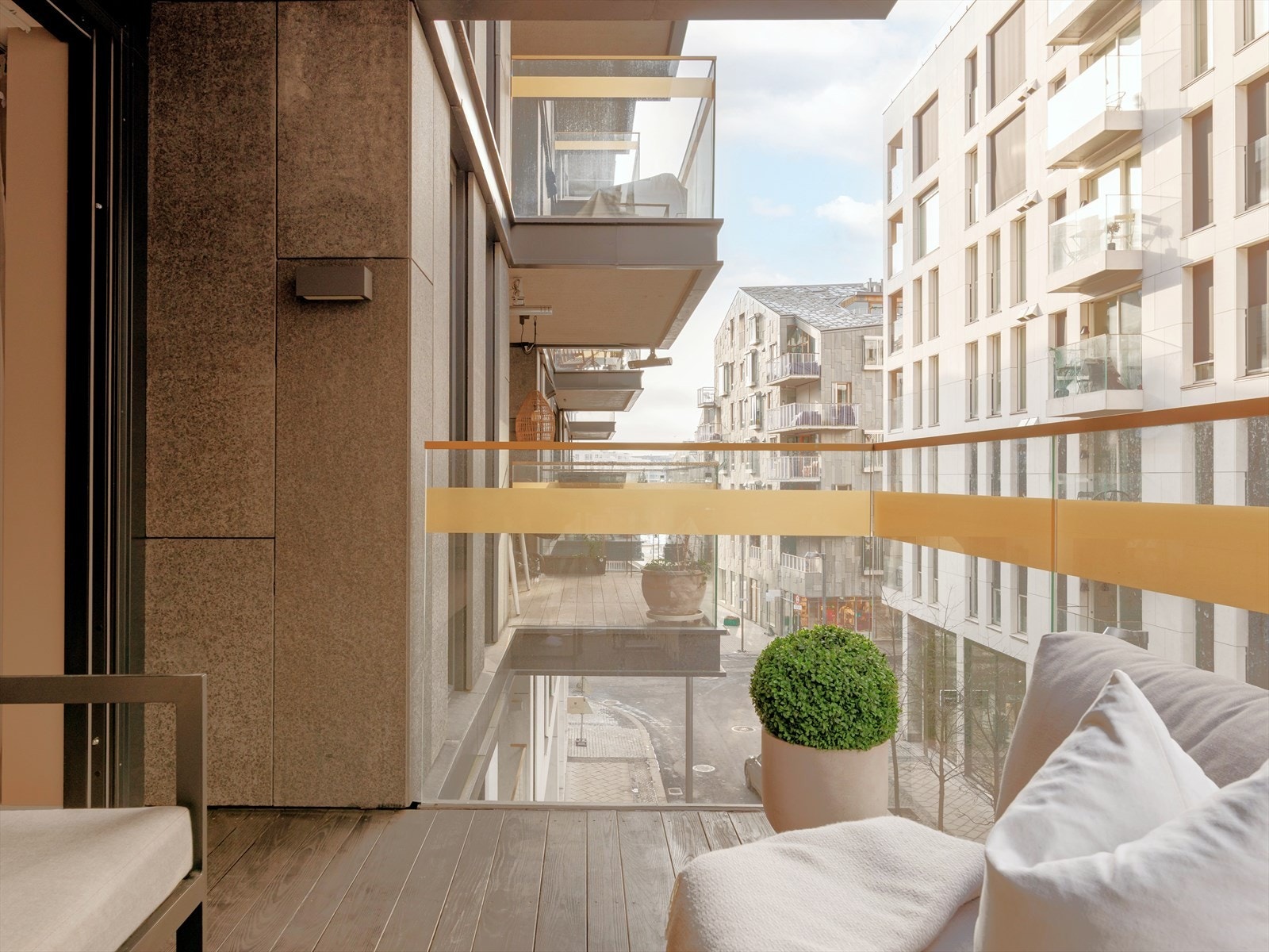 Balkongen er overbygget, har tredekke og utelys. Galleribilde