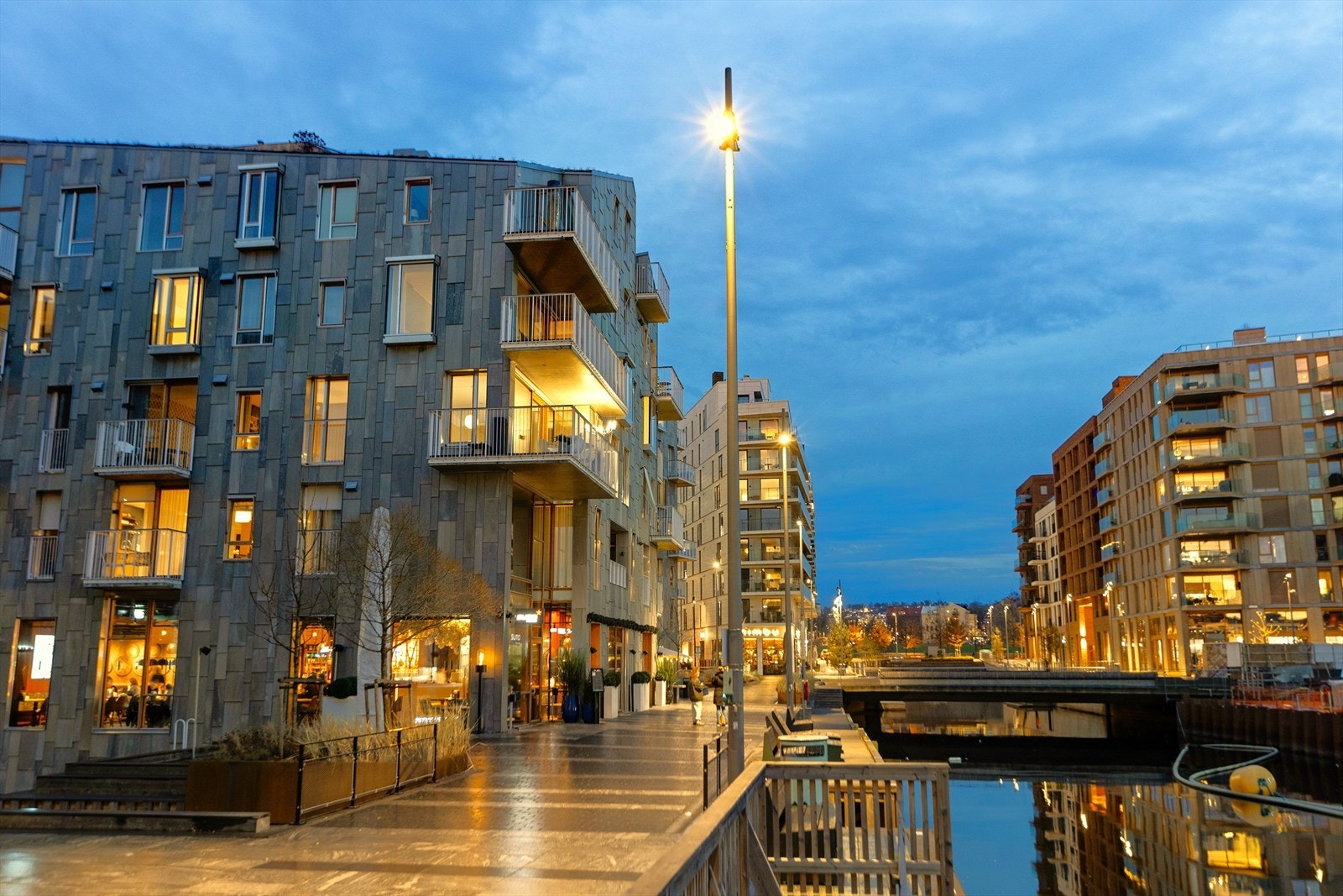 Her ligger fantastiske Barcode og Bjørvika for dine føtter. Enten du ønsker spennende butikker, delikate matopplevelser eller morsomme barer, finner du alt innen gangavstand. Galleribilde