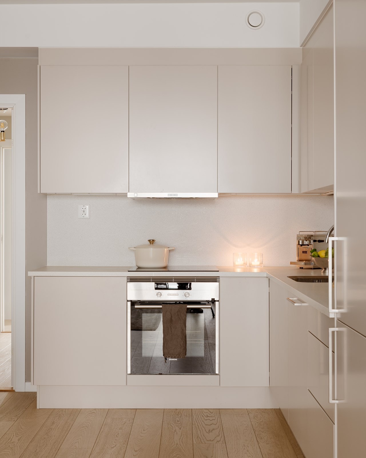 Alle hvitevarer er integrert, herunder kjøl/frys, induksjonstopp, stekeovn, oppvaskmaskin og aquastop i benk. Galleribilde