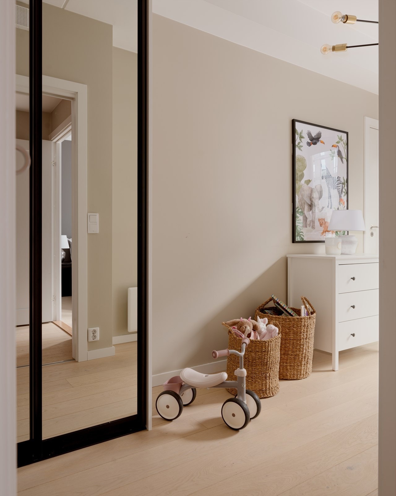 Her har du plass til seng, nattbord og skrivebord. I hjørnet har du også adkomst til en praktisk garderobe/kott. Galleribilde