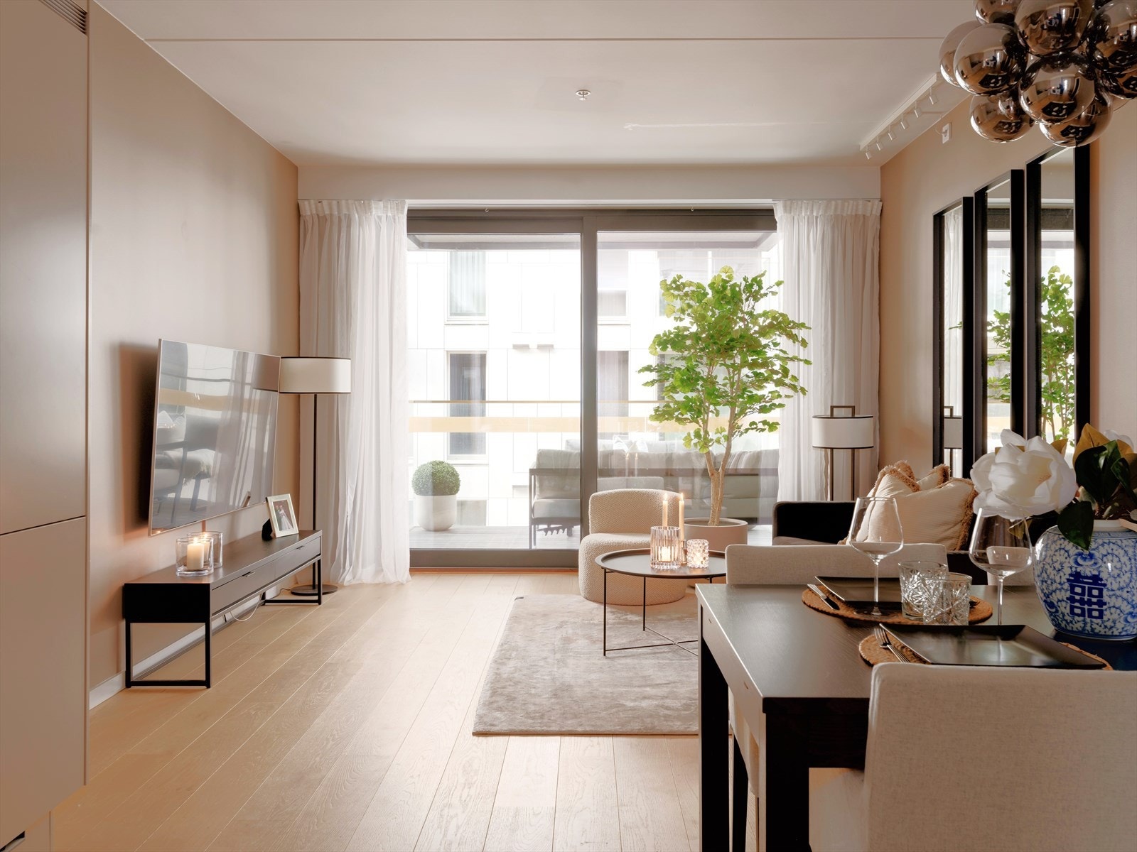 Spisestuen finner sin naturlige plass mellom stue og kjøkken, her er det god plass til å utvide bordet og dekke på til flere gjester! Galleribilde