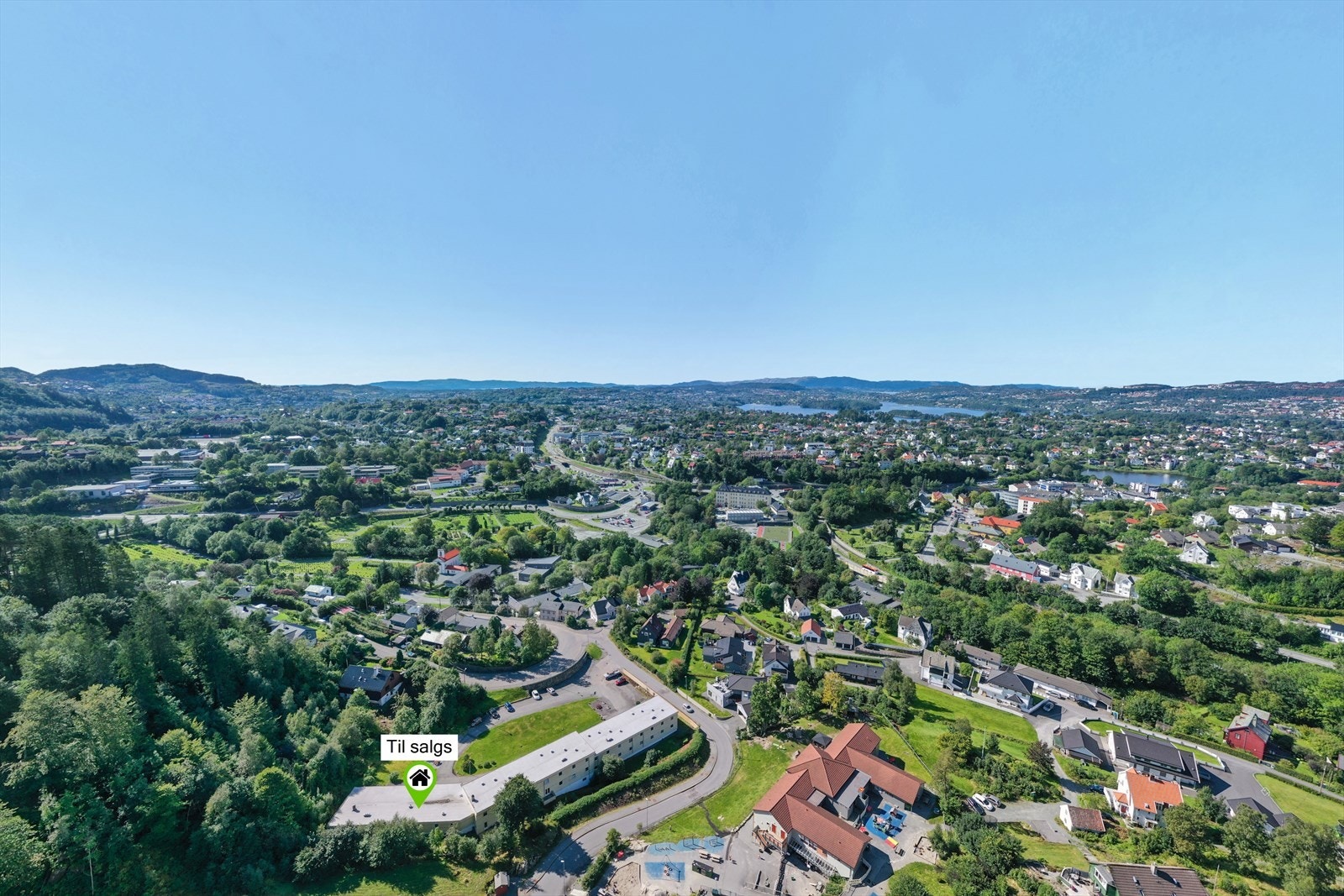 Fra boligen er det kort vei til flotte turterreng og rekreasjonsområder som Smøråsfjellet og Myrdalsvannet. Galleribilde
