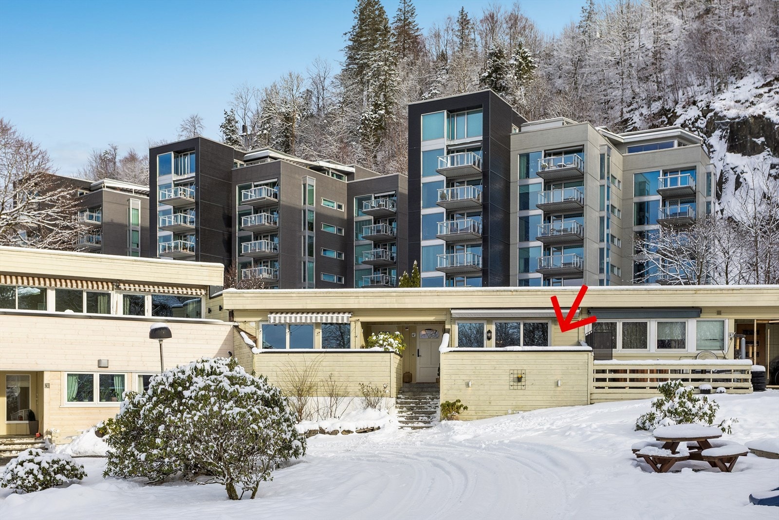 Boligen ligger i et etablert og rolig boligområde med opparbeidede fellesarealer. Galleribilde