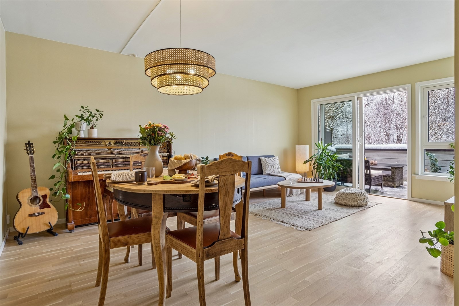 Gjennomgående parkettgulv i oppholdsrommene skaper en helhetlig og lun atmosfære. Galleribilde