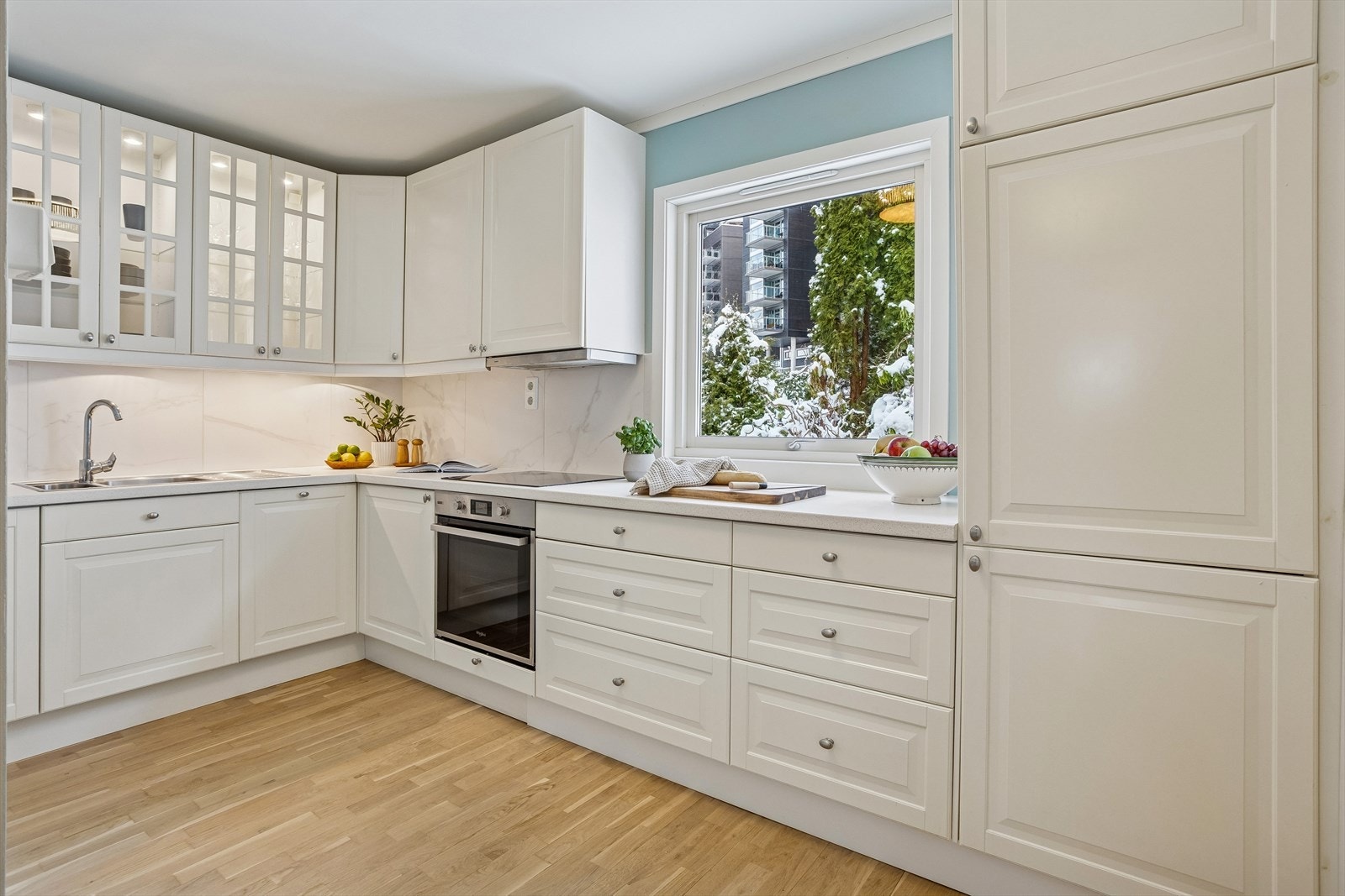 Kjøkkenet er praktisk utstyrt med laminat benkeplate og moderne hvitevarer, inkludert stekeovn fra 2021. Galleribilde