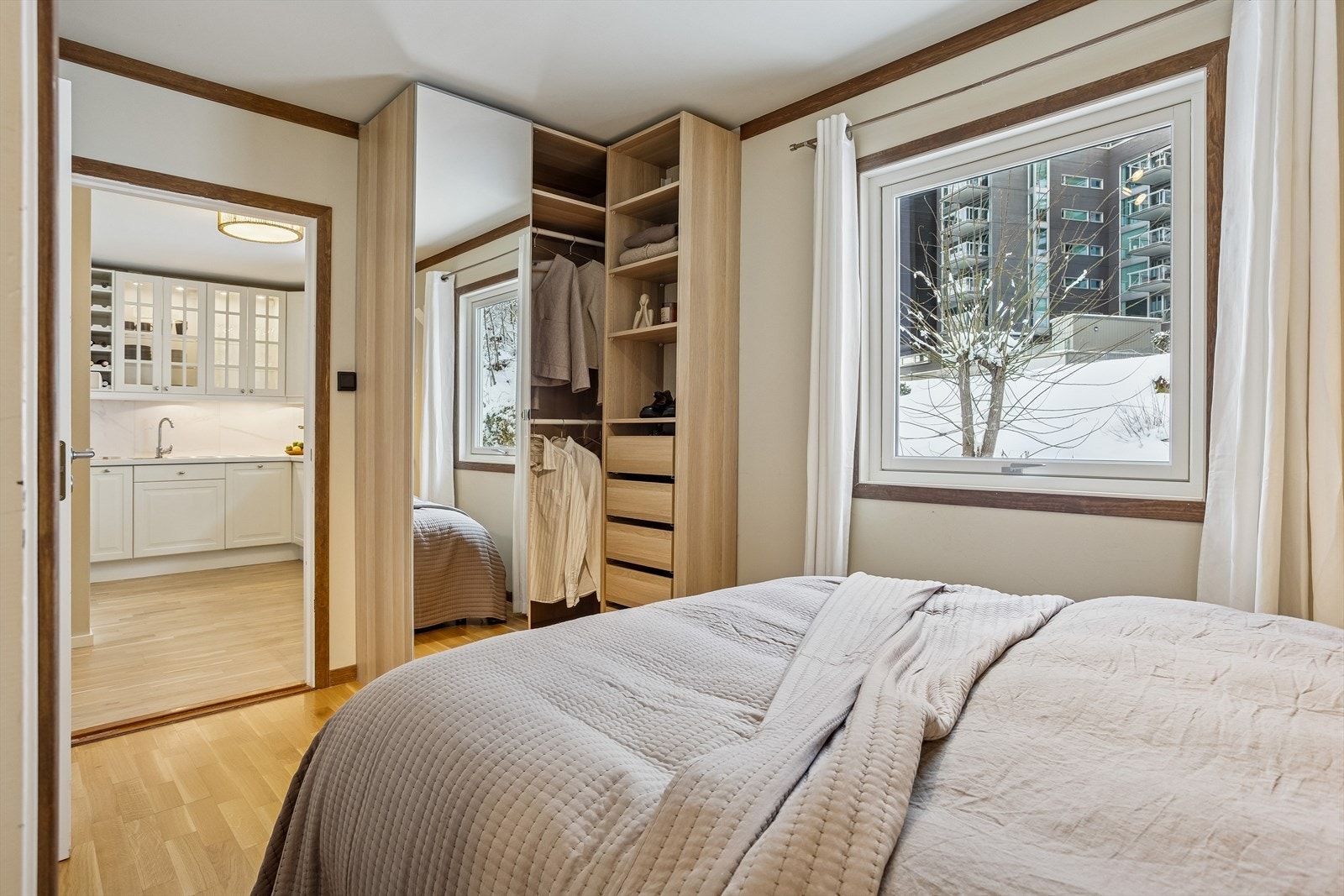 Rommet har gode garderobeløsninger. Medfølger handelen. Galleribilde