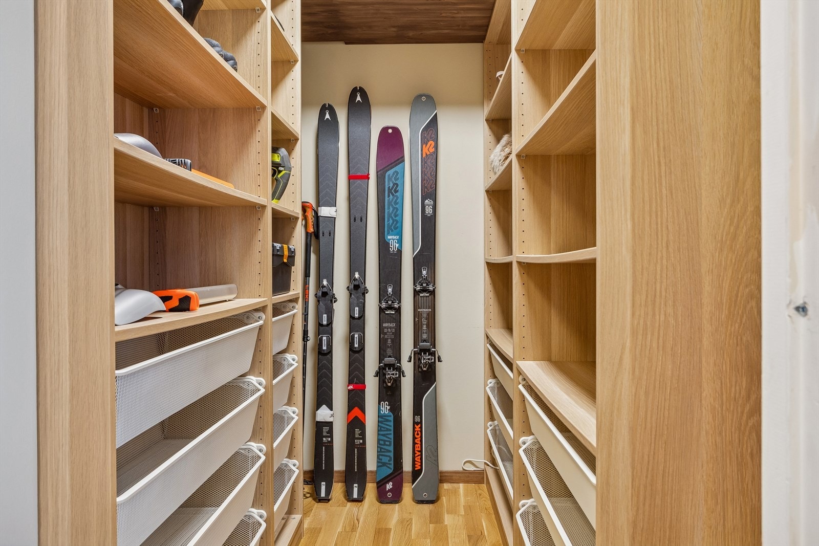 Den innvendige boden gir fleksibel og lett tilgjengelig lagringsplass. Galleribilde