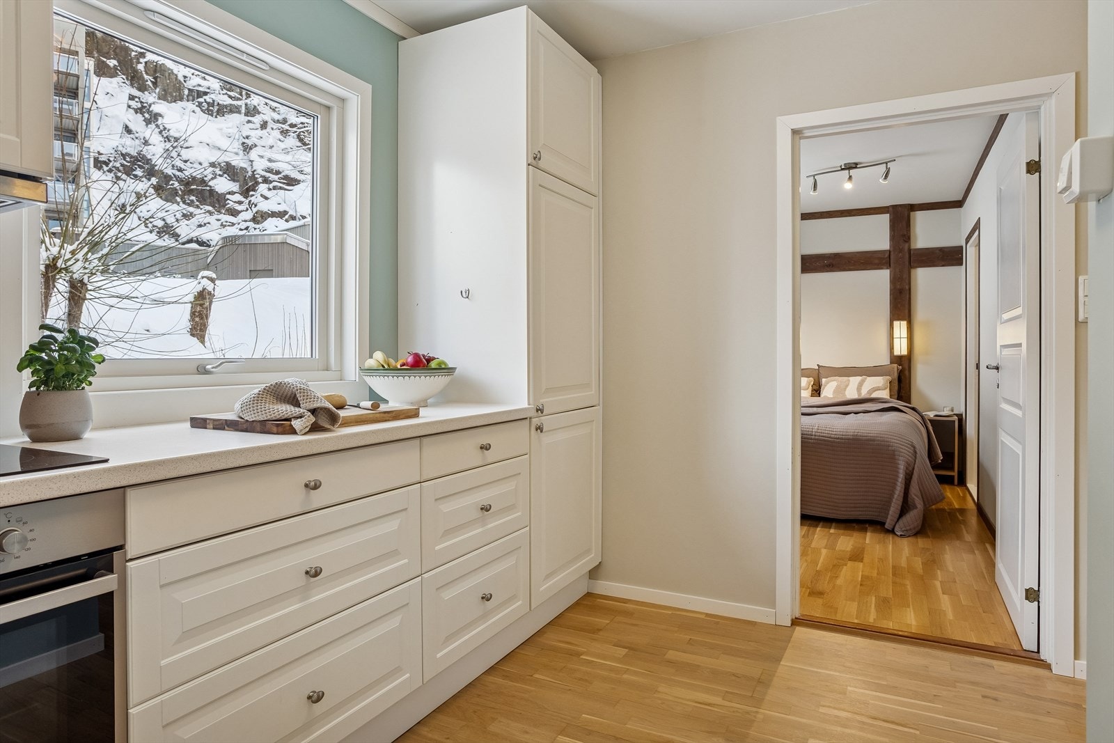 Fra kjøkkenet er det enkel adkomst til soverommet. Galleribilde