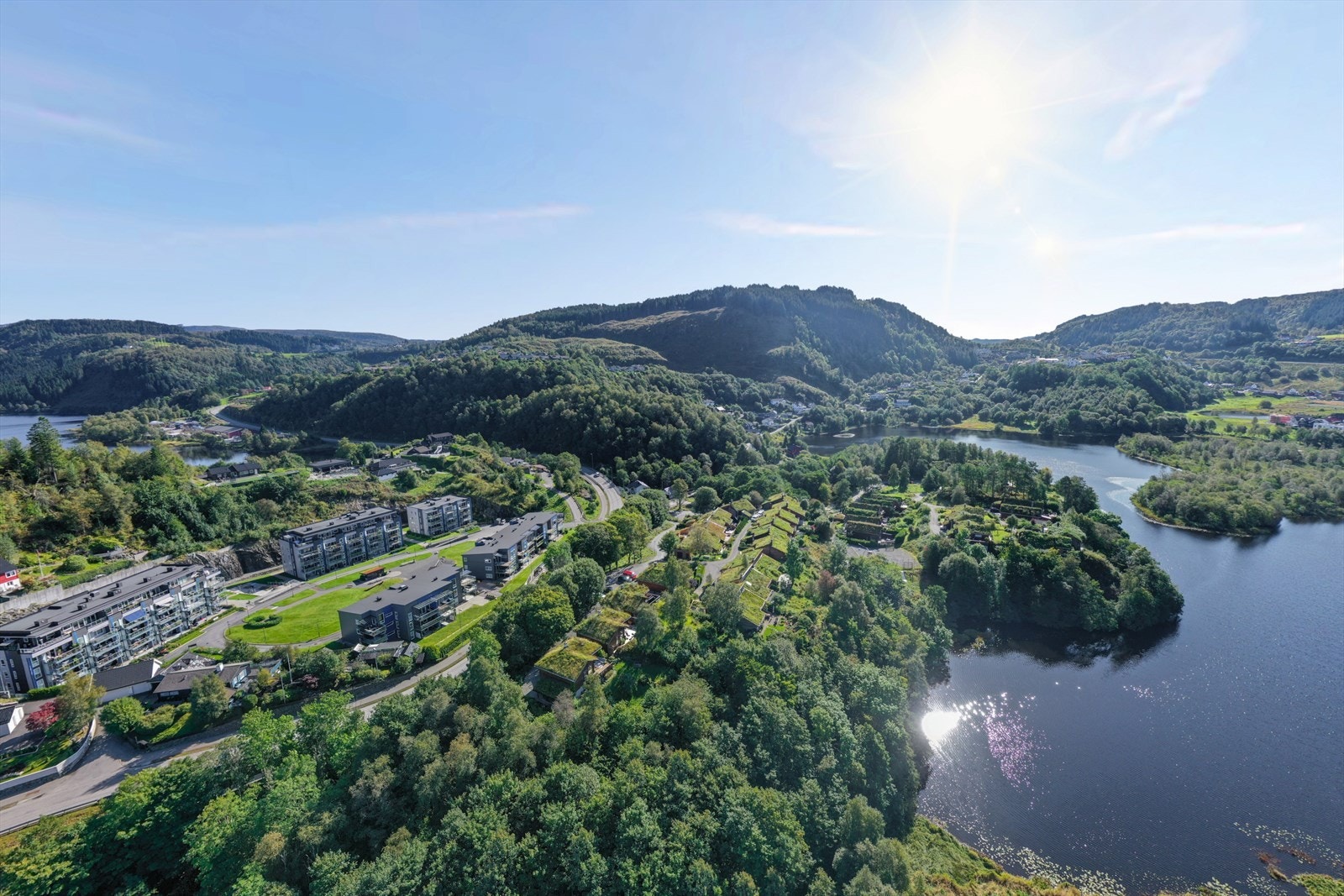 Ikke langt fra boligen er det flere flotte turområder. Her fra Birkelandsvatnet og Myrdalsvatnet. Galleribilde