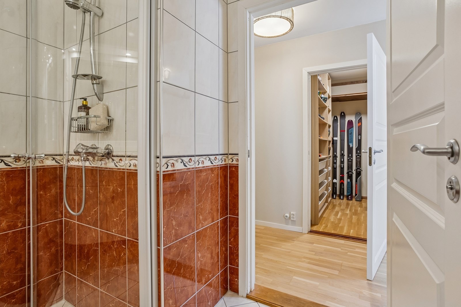 Dusjhjørne med dører i klart glass. innvendig bod på 3,5 m² sees rett over gangen. Galleribilde