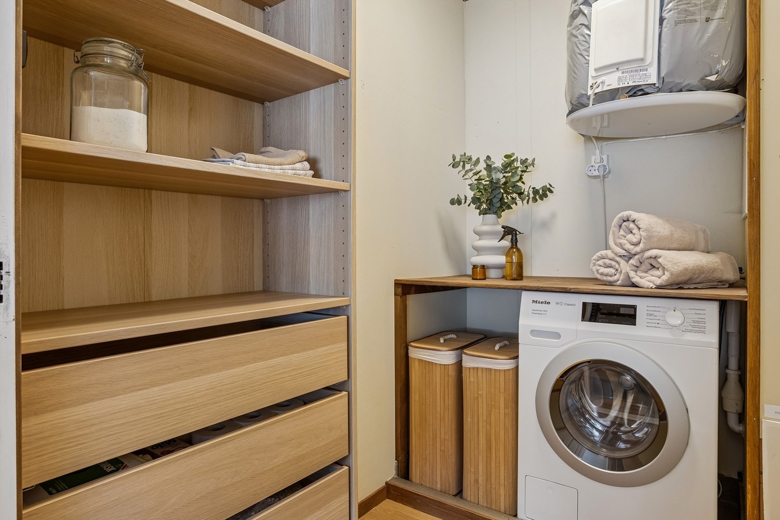 Boden har opplegg for vaskemaskin og huser leilighetens varmtvannsbereder. Boden er ikke bruksendret til vaskerom. Galleribilde