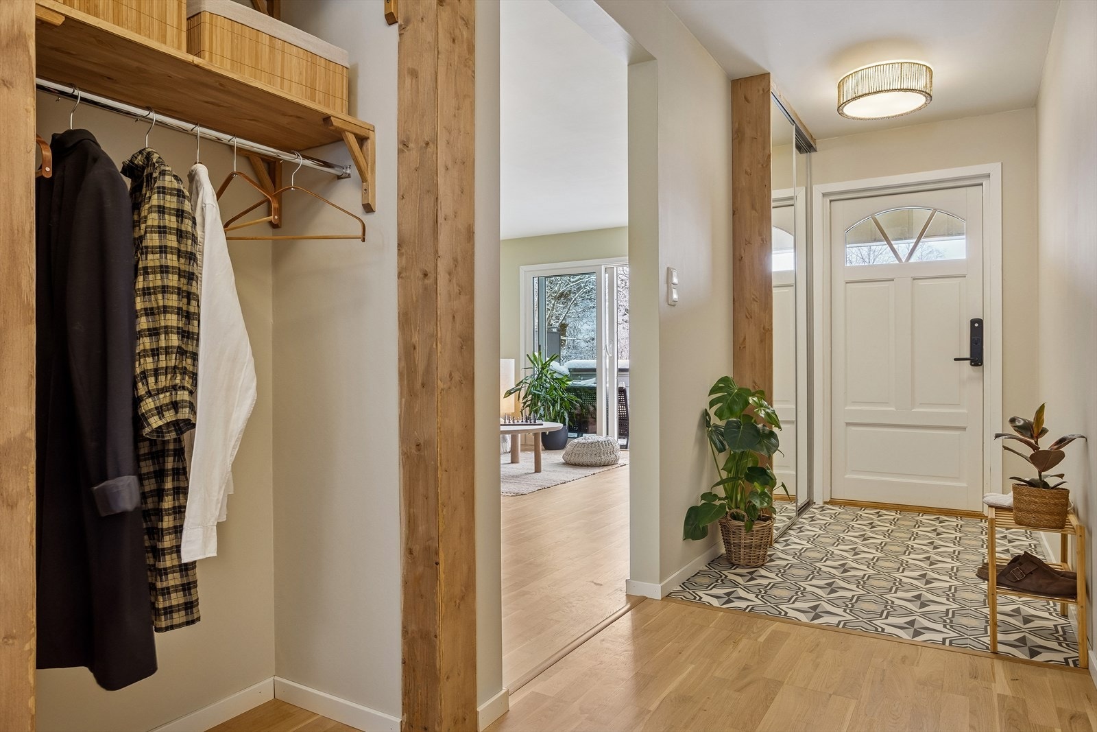 Fra entréen er det en åpen og innbydende siktlinje videre inn mot stuen. Galleribilde