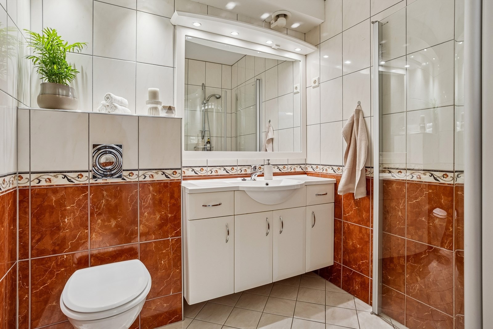 Badet ble pusset opp i 2008 og er utstyrt med fliser, vegghengt toalett og varme i gulvet. Galleribilde