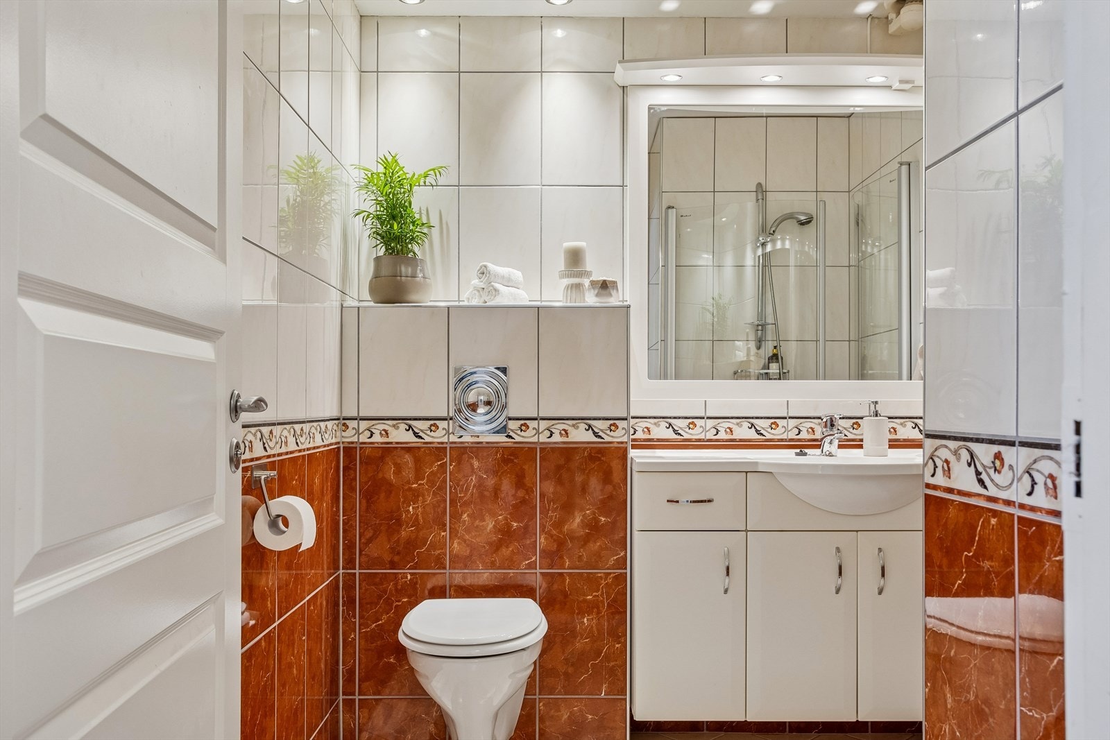 Baderomsinnredningen består av en helstøpt servant med praktiske skuffer for oppbevaring. Galleribilde