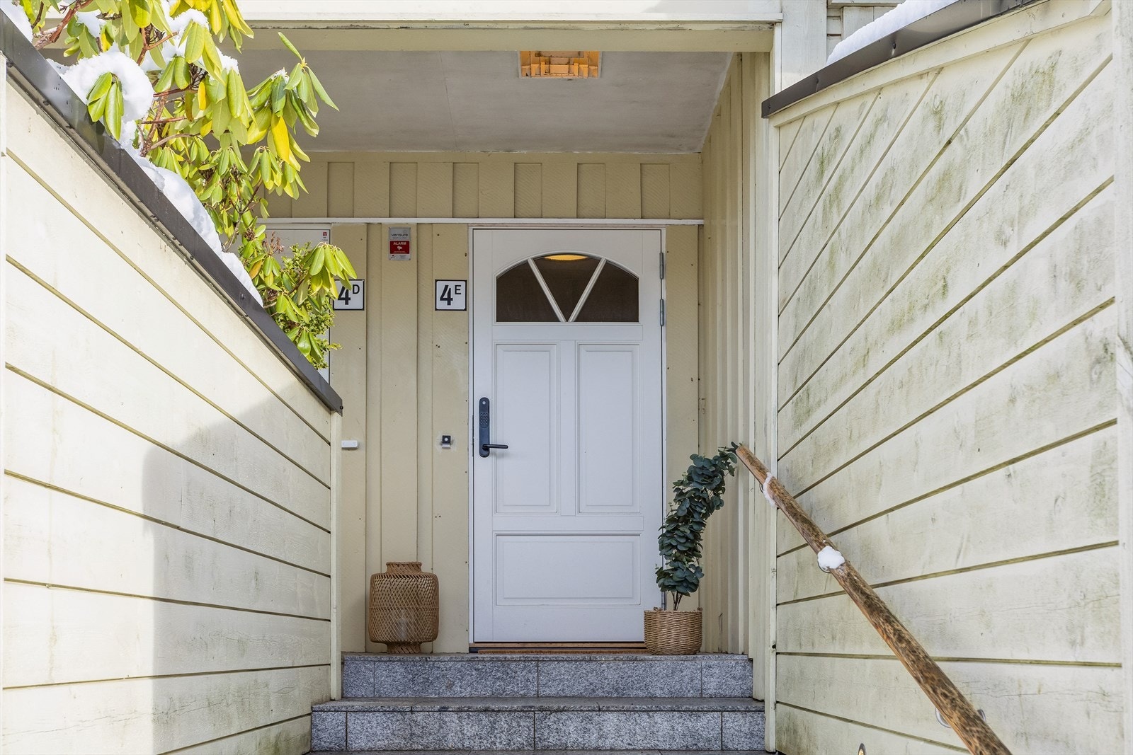 Leiligheten har egen inngang via egen ytterdør som var ny i 2019. Galleribilde